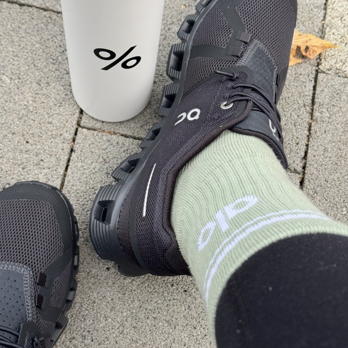 (W) On Running Cloud 5 All Black 착용 스타일