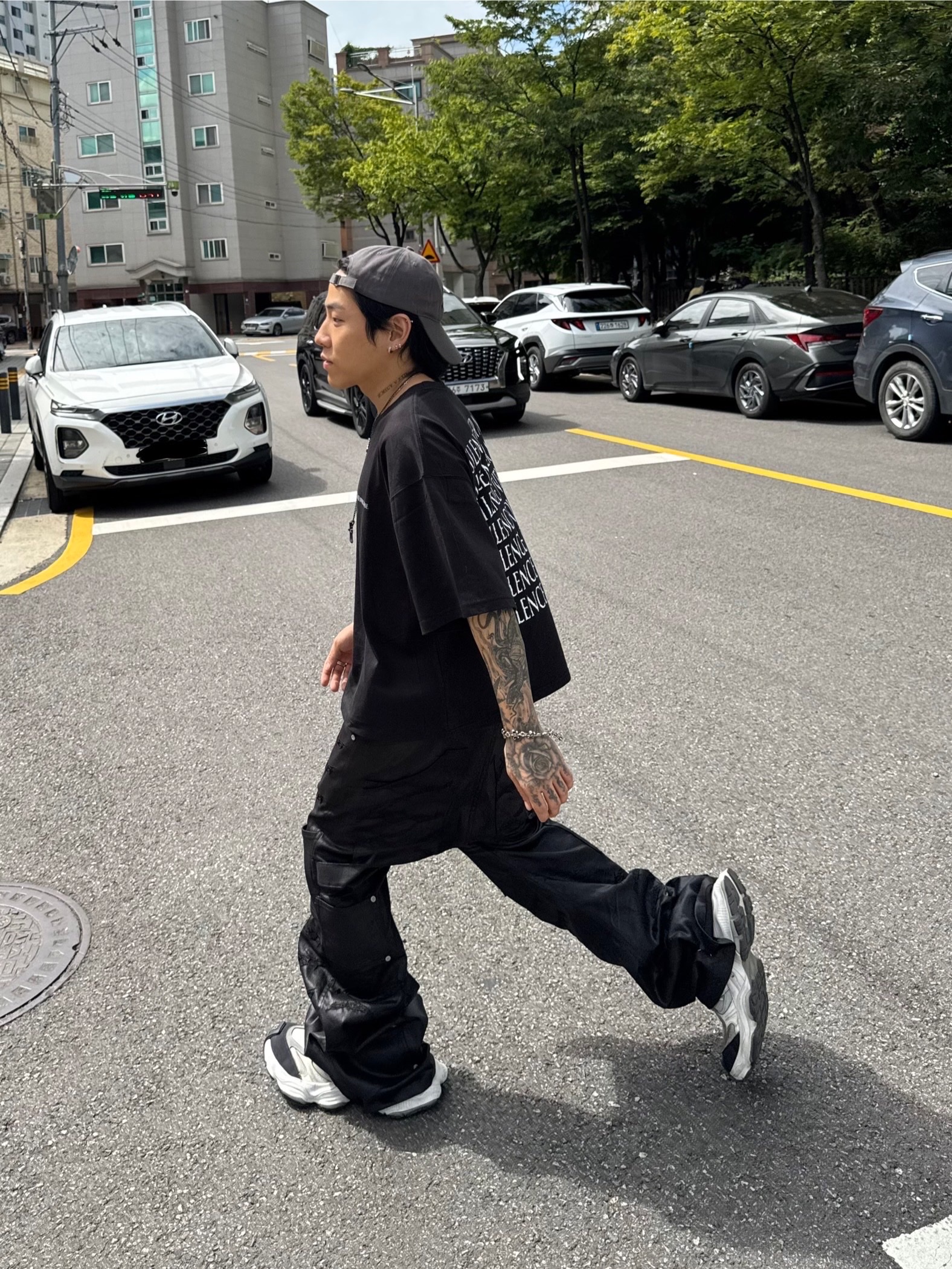 Balenciaga Cargo Sneakers White Grey 착용 스타일 - 7