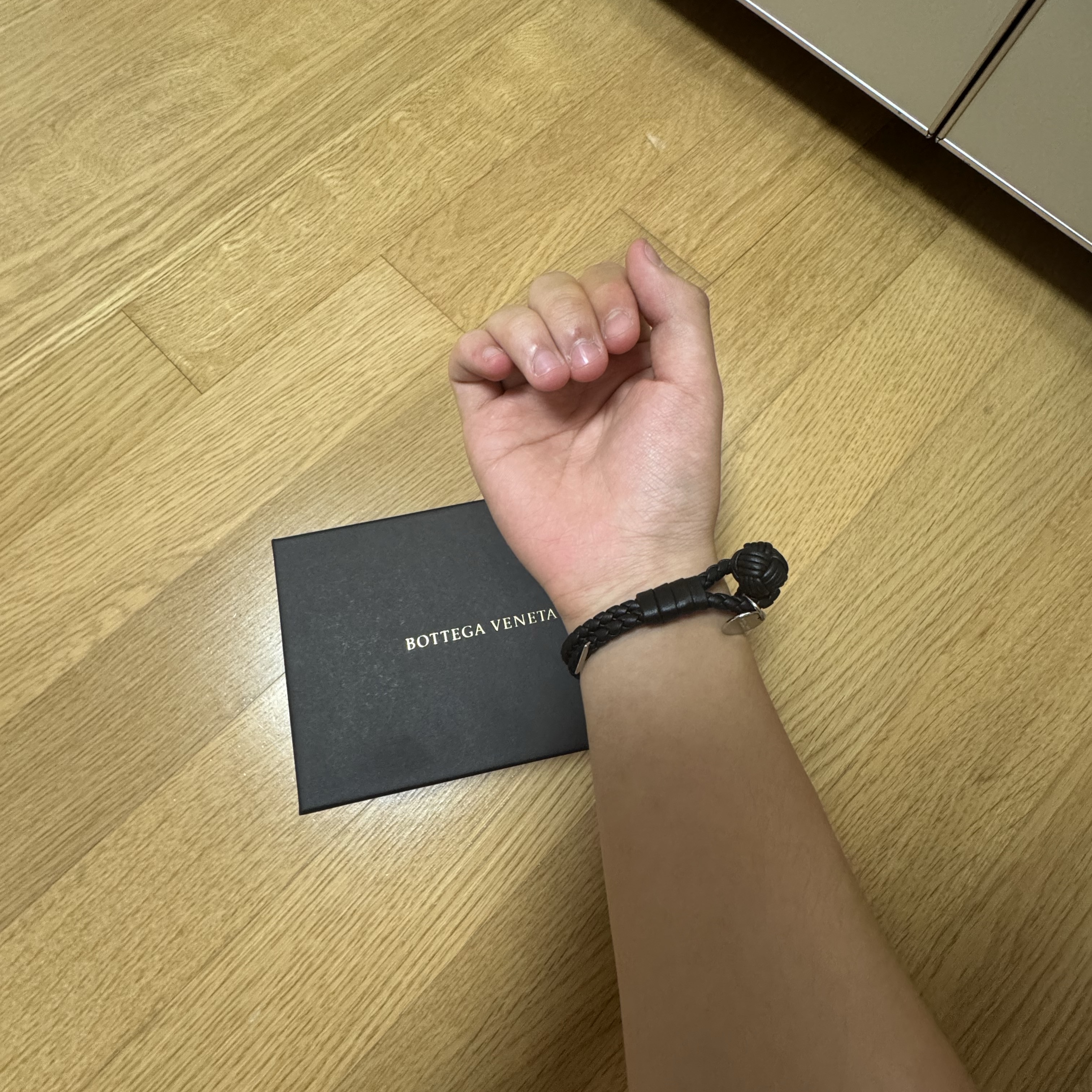 Bottega Veneta Nappa Bracelet Black 착용 스타일