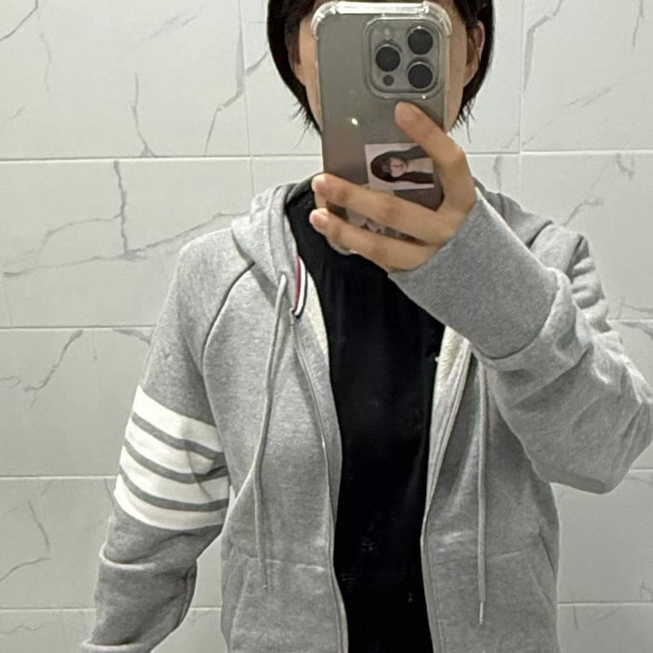 Thom Browne Engineered 4-Bar Zip Hoodie Light Grey 착용 스타일 - 2