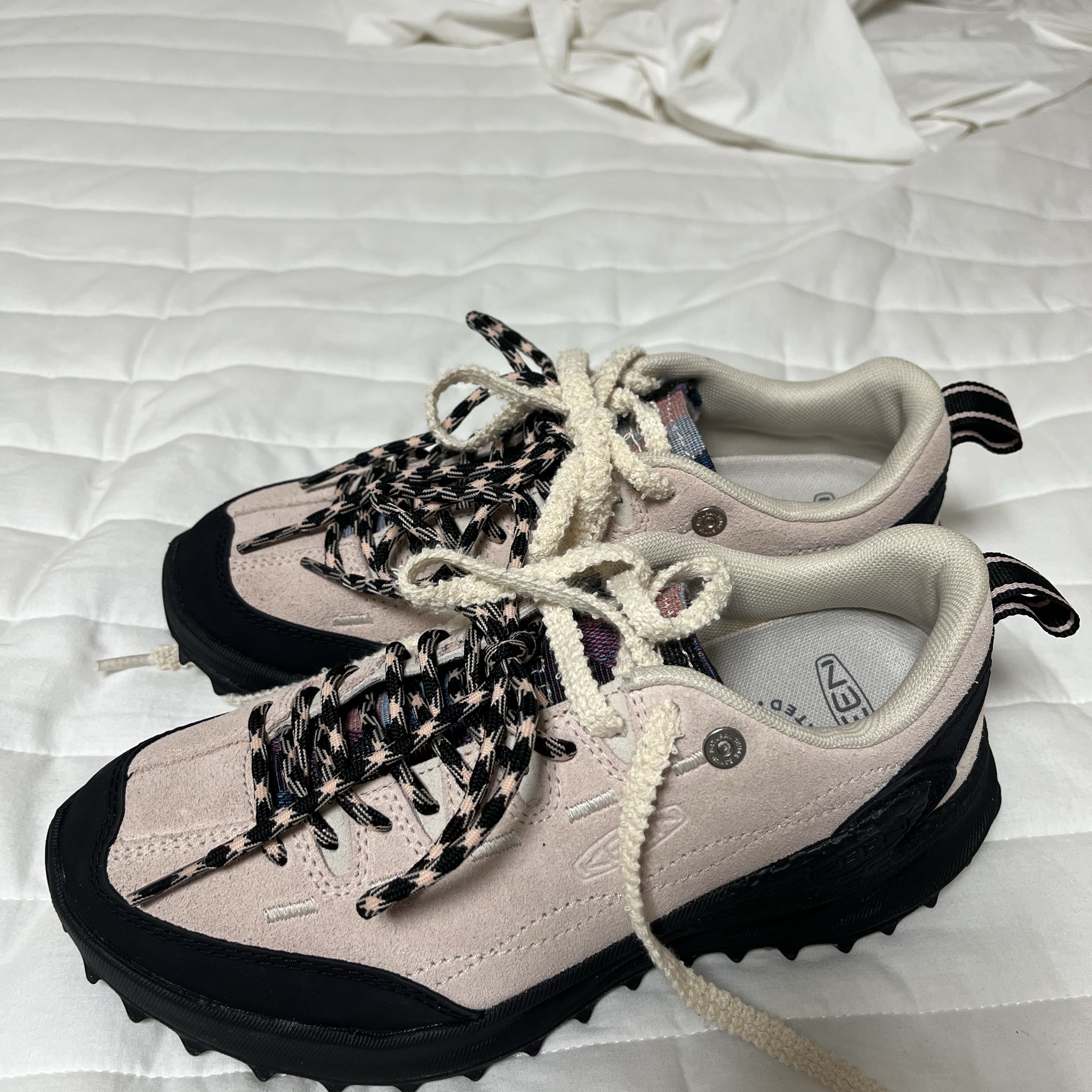 SATUR X KEEN JASPER ZIONIC Light Pink 착용 스타일