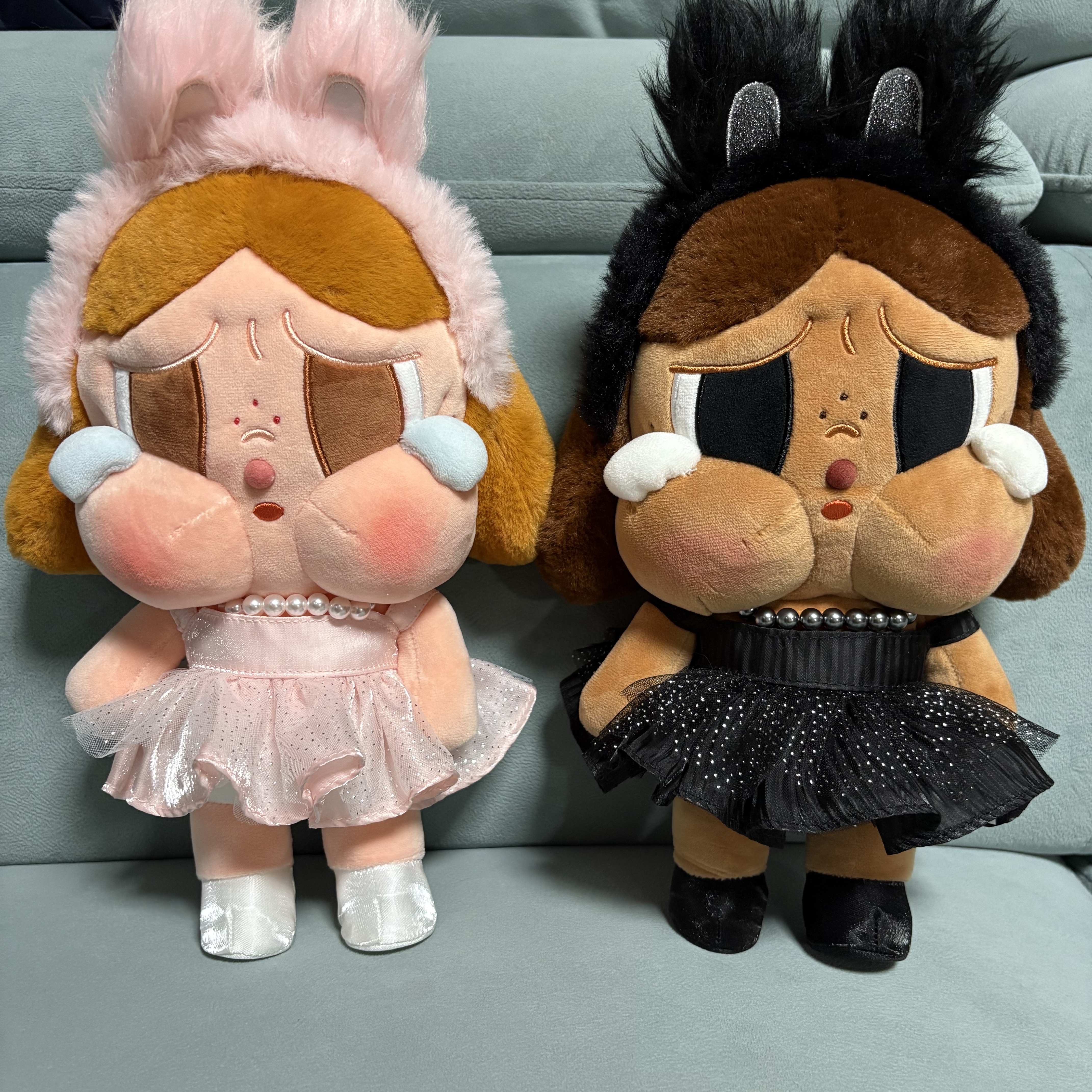 Pop Mart Crybaby Shiny Shiny Series Plush Doll Pink, Pop Mart Crybaby Shiny Shiny Series Plush Doll Black 착용 스타일