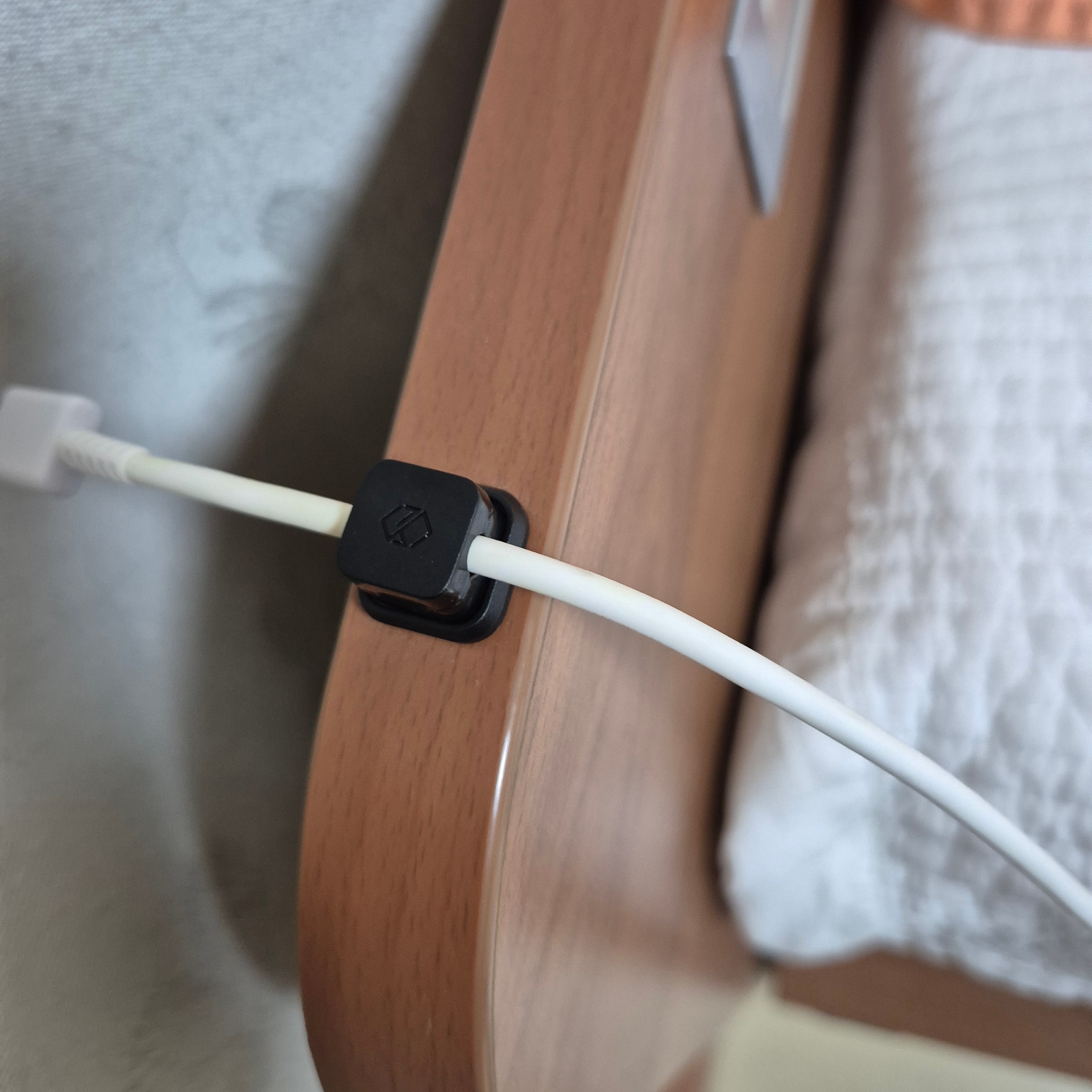 SINJIMORU Magnetic Charging Cable Organizer Holder Black 착용 스타일