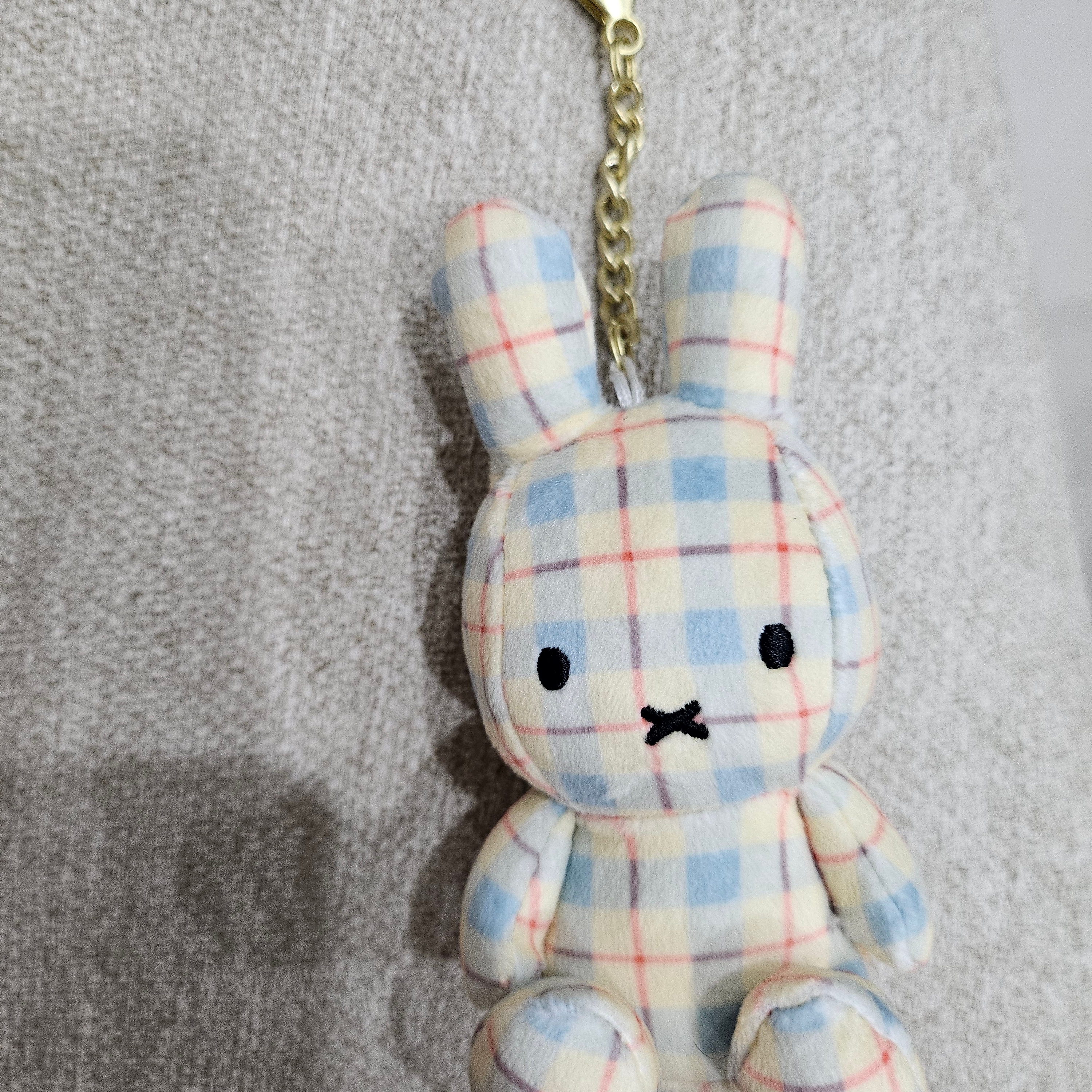 Many a Little MIFFY keychain cream check 착용 스타일 - 1