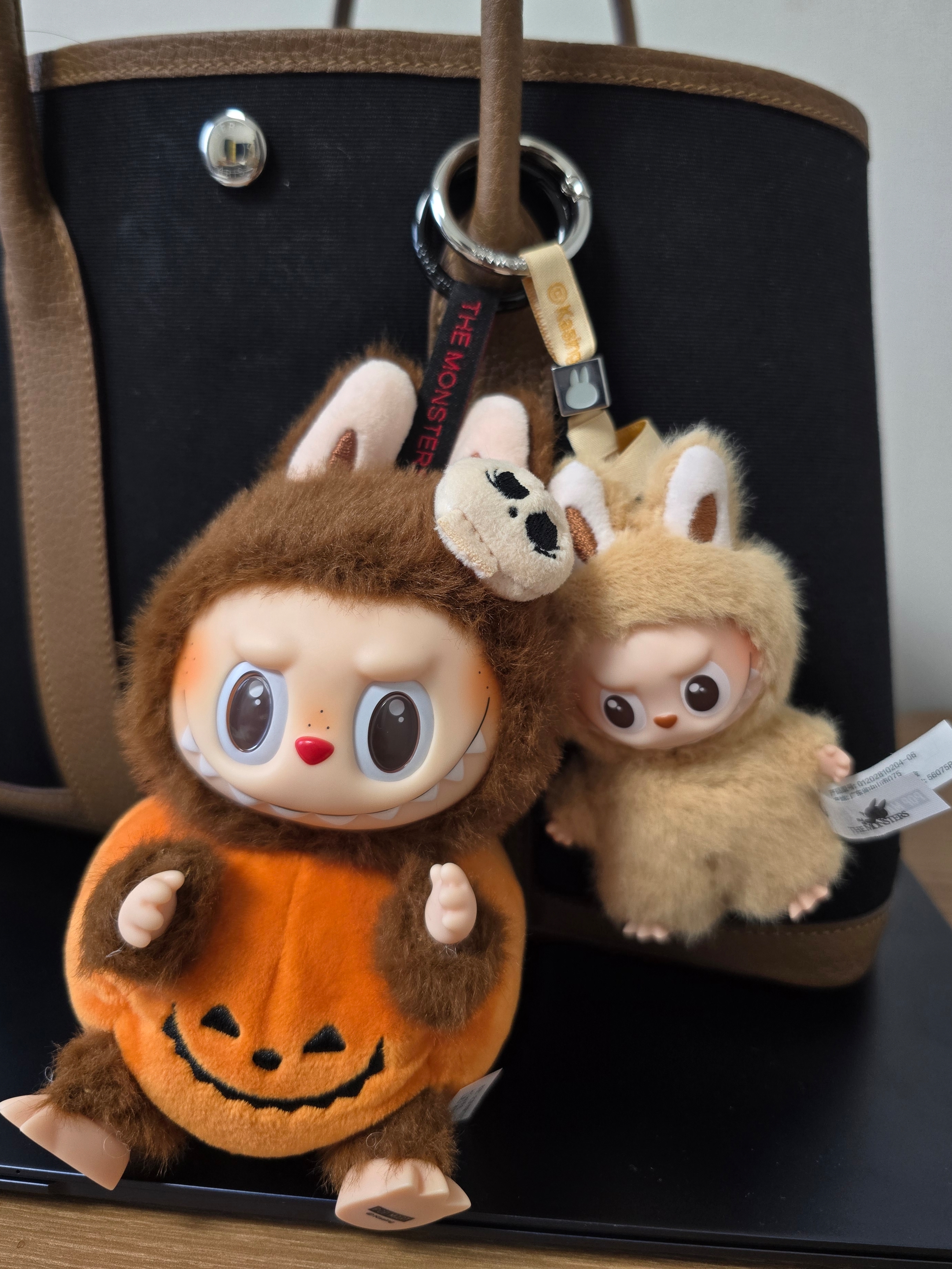 Pop Mart Labubu Halloween Party Series Pumpkin Toy Keyring, Pop Mart Labubu The Monsters Pin For Love Series Vinyl Plush Pendant (N-Z) S (Opened Case) 착용 스타일