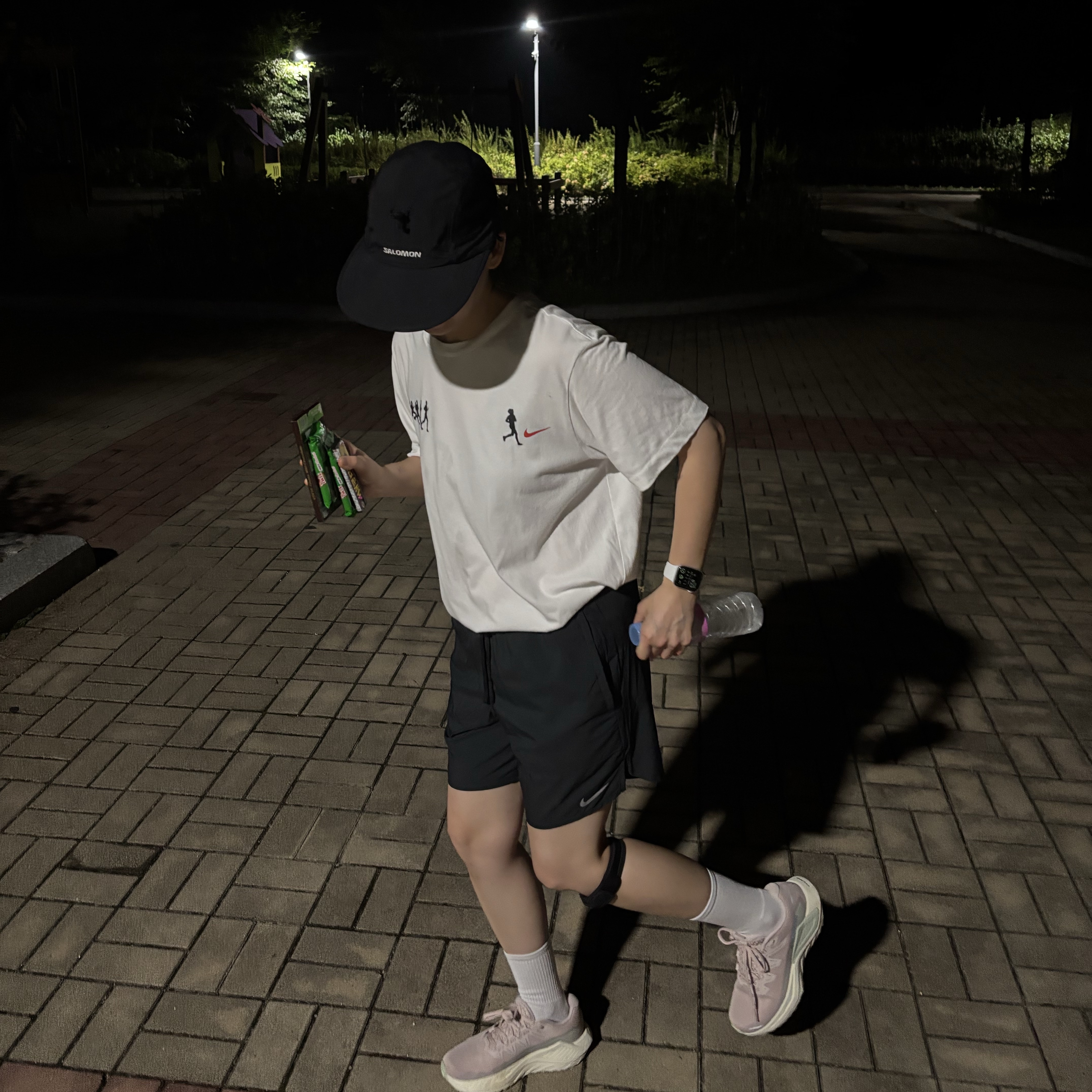 Salomon Current Sun Block Cap Black, Nike Dri-Fit Stride 5 Inch Brief Lined Running Shorts Black - Asia 착용 스타일 - 1