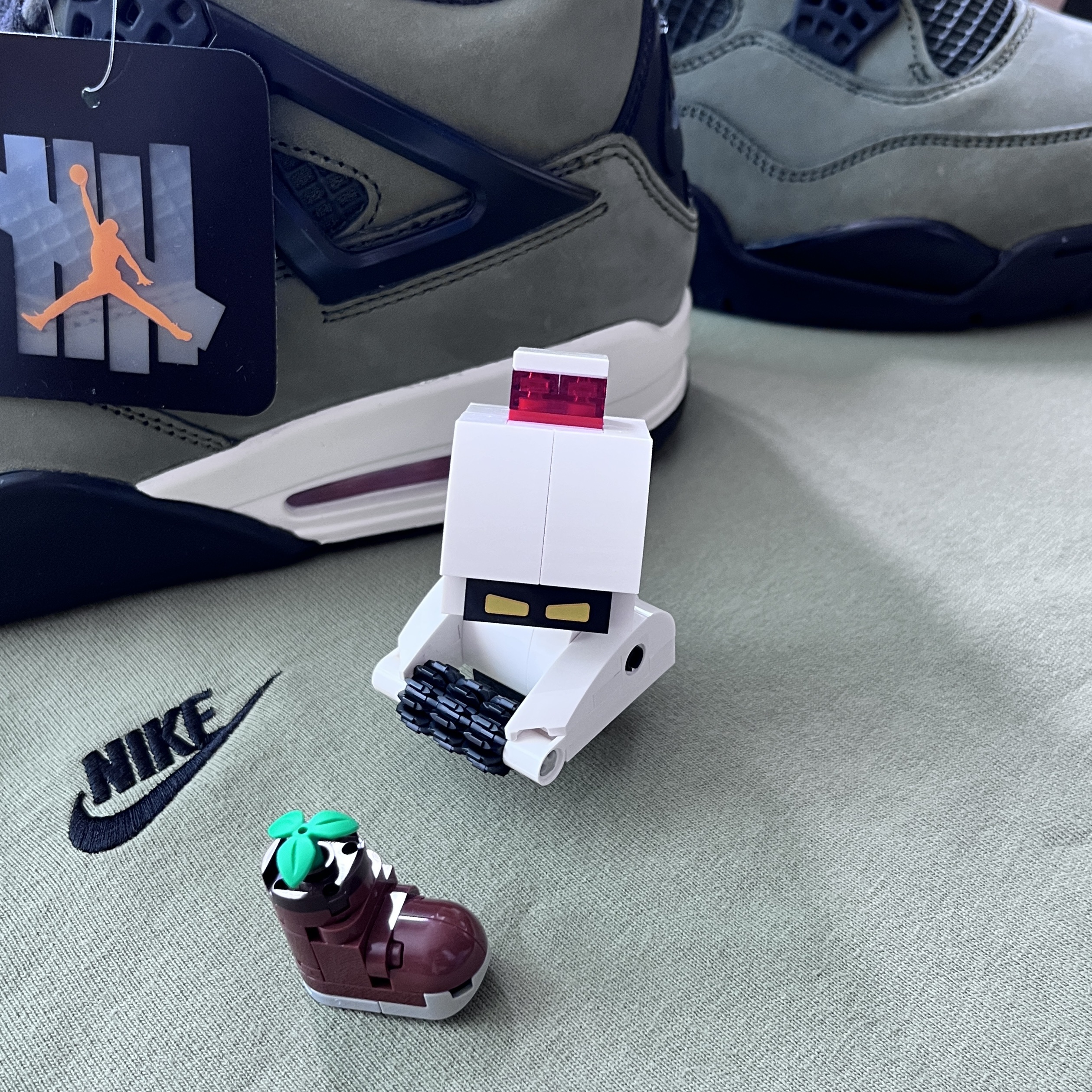 Lego Disney WALL-E and EVE, Jordan 4 x Undefeated Retro OG SP Deep Green and Clementine 착용 스타일 - 1