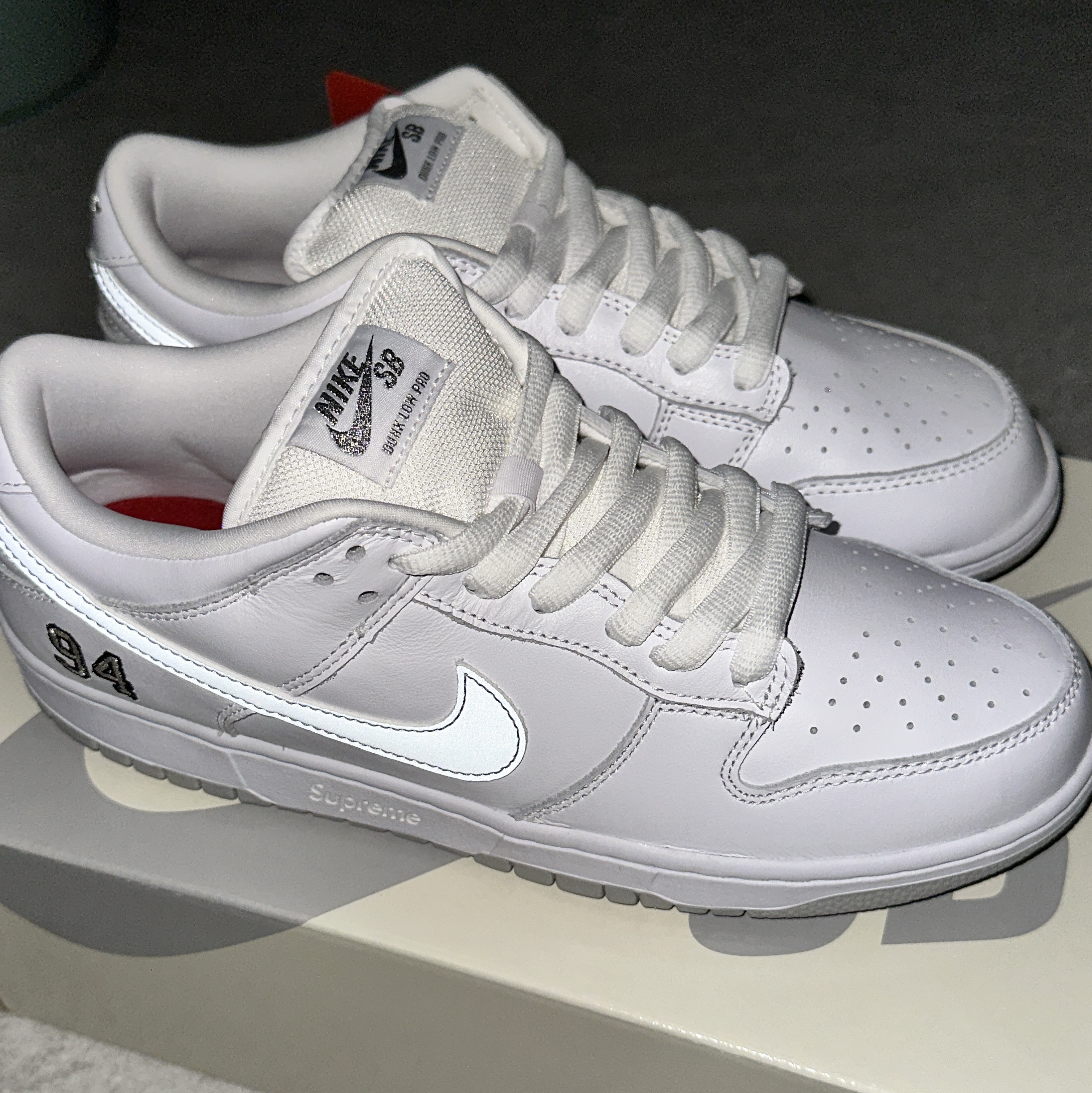Nike x Supreme SB Dunk Low White 착용 스타일
