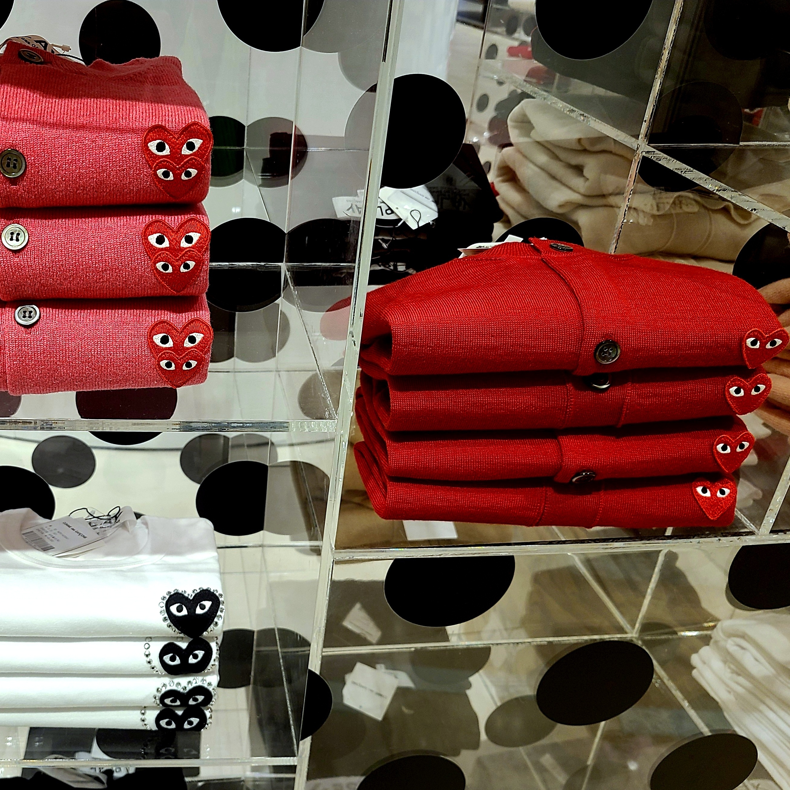Play Comme des Garcons Knit Red Heart Cardigan Red, Play Comme des Garcons Double Heart Cardigan Pink 착용 스타일 - 1