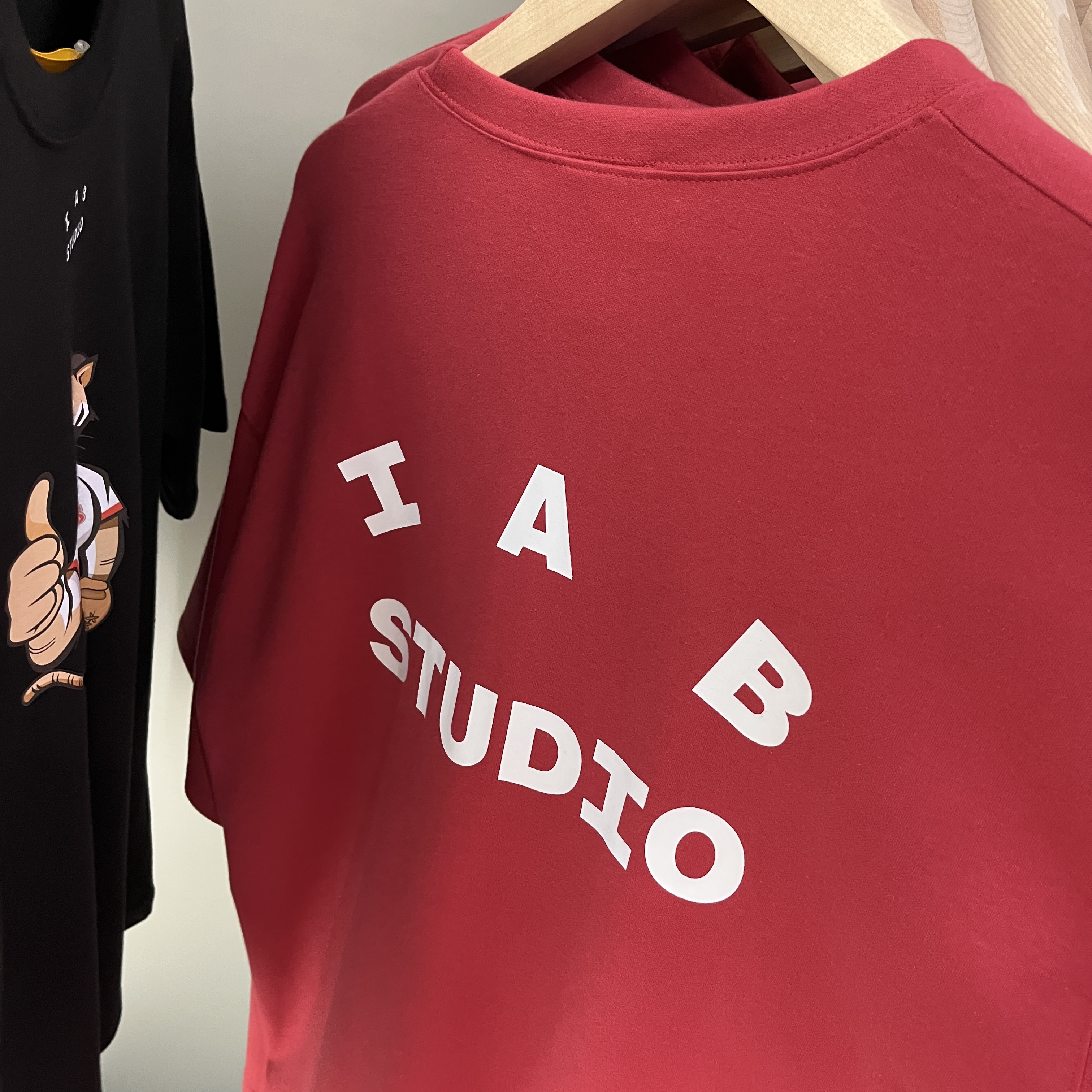 Kia Tigers x IAB Studio 09 Mascot T-Shirt Red 착용 스타일