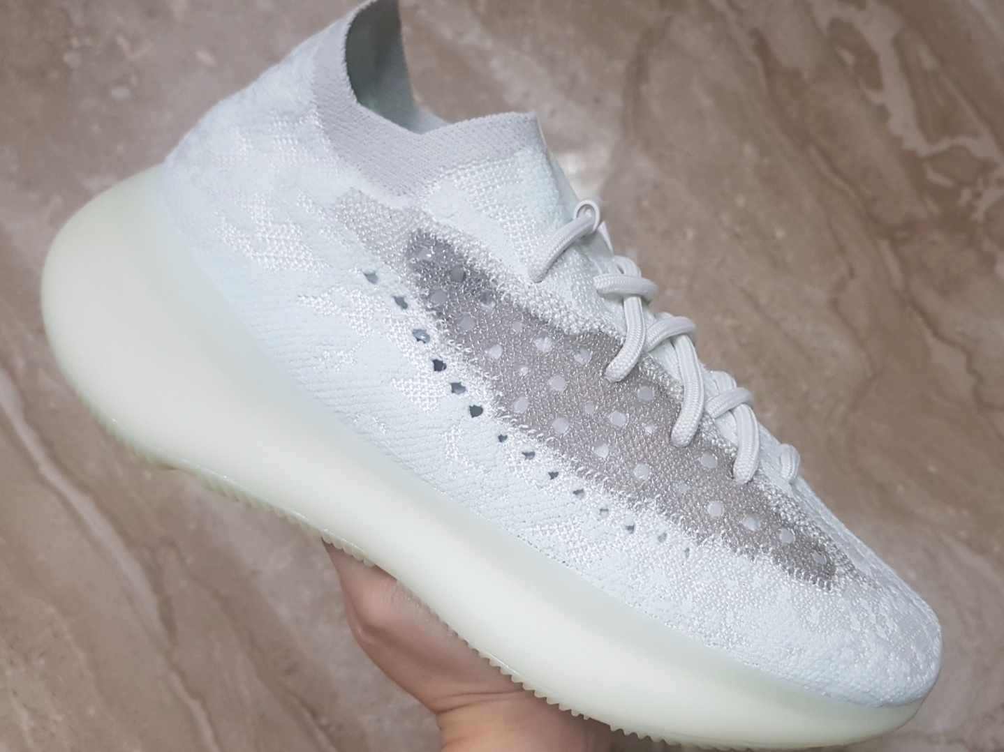 Adidas Yeezy Boost 380 Calcite Glow 착용 스타일