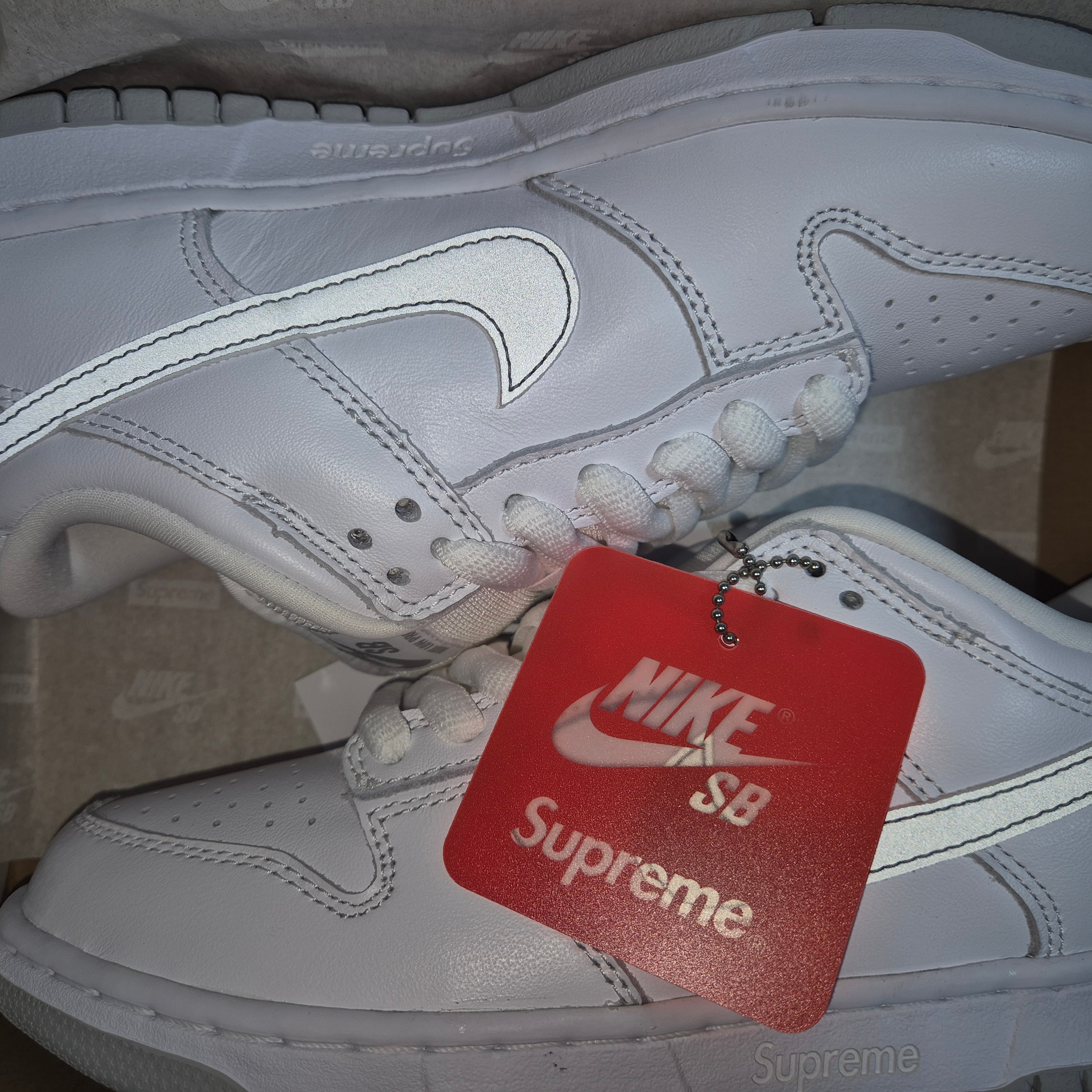 Nike x Supreme SB Dunk Low White 착용 스타일 - 5