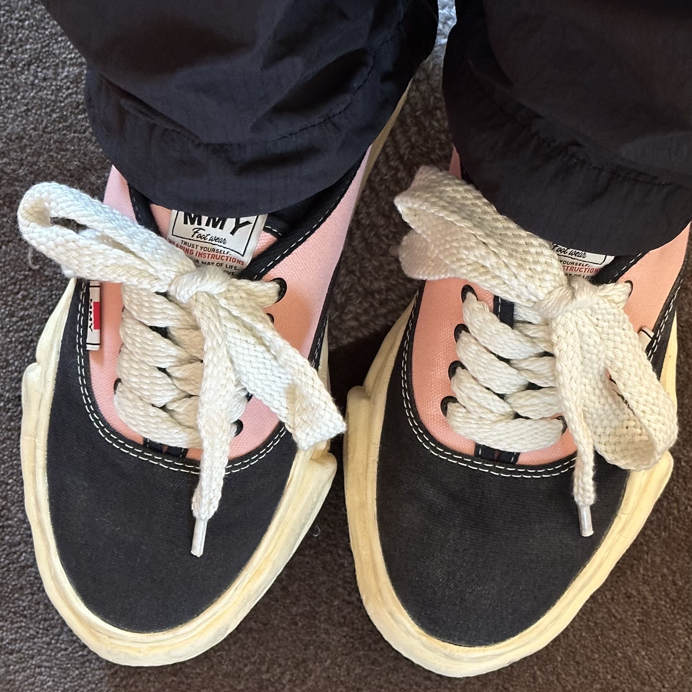 Maison Mihara Yasuhiro Baker VL OG Sole Canvas Low-top Sneakers Black Pink 착용 스타일 - 3