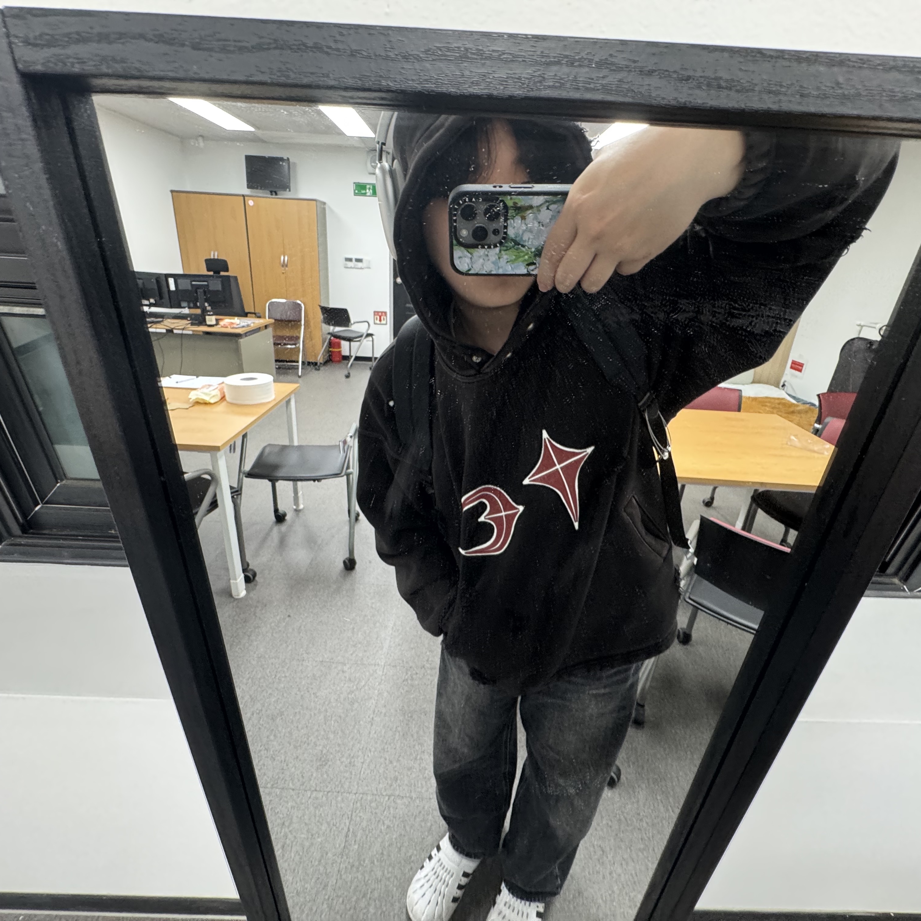 Thug Club Rock Hoodie Black, Apple AirPods Max Lightning Silver (Korean Ver.) 착용 스타일 - 2