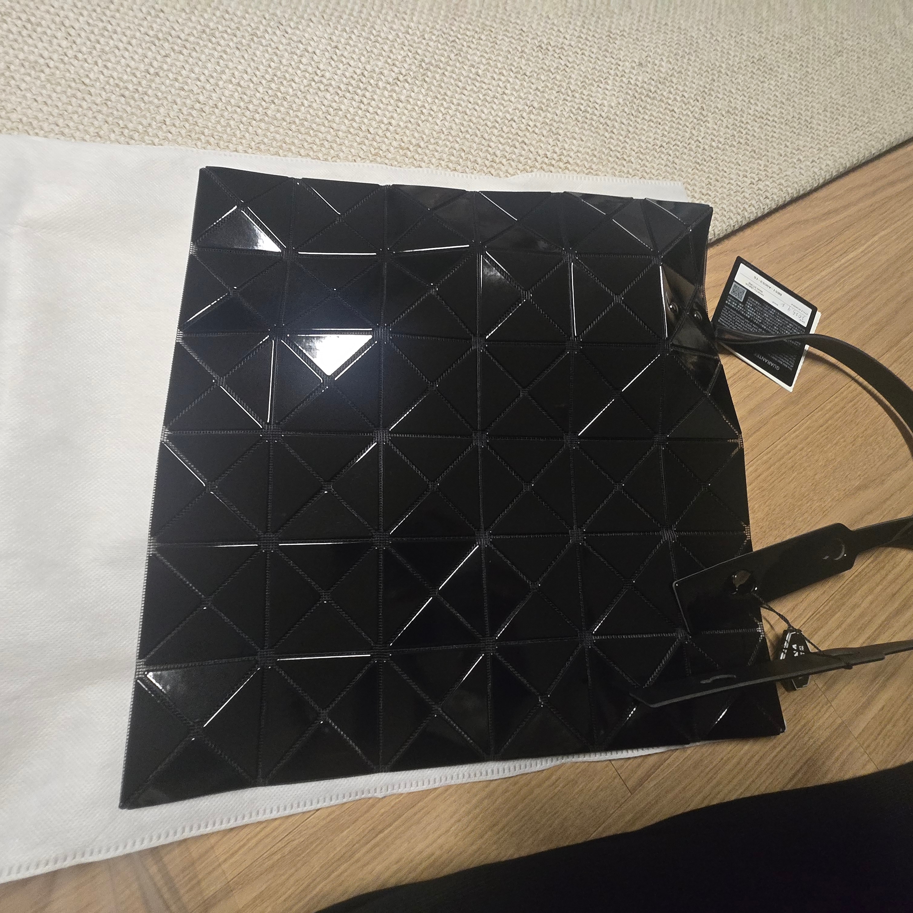 Bao Bao Issey Miyake Lucent Tote Bag Black 착용 스타일 - 2