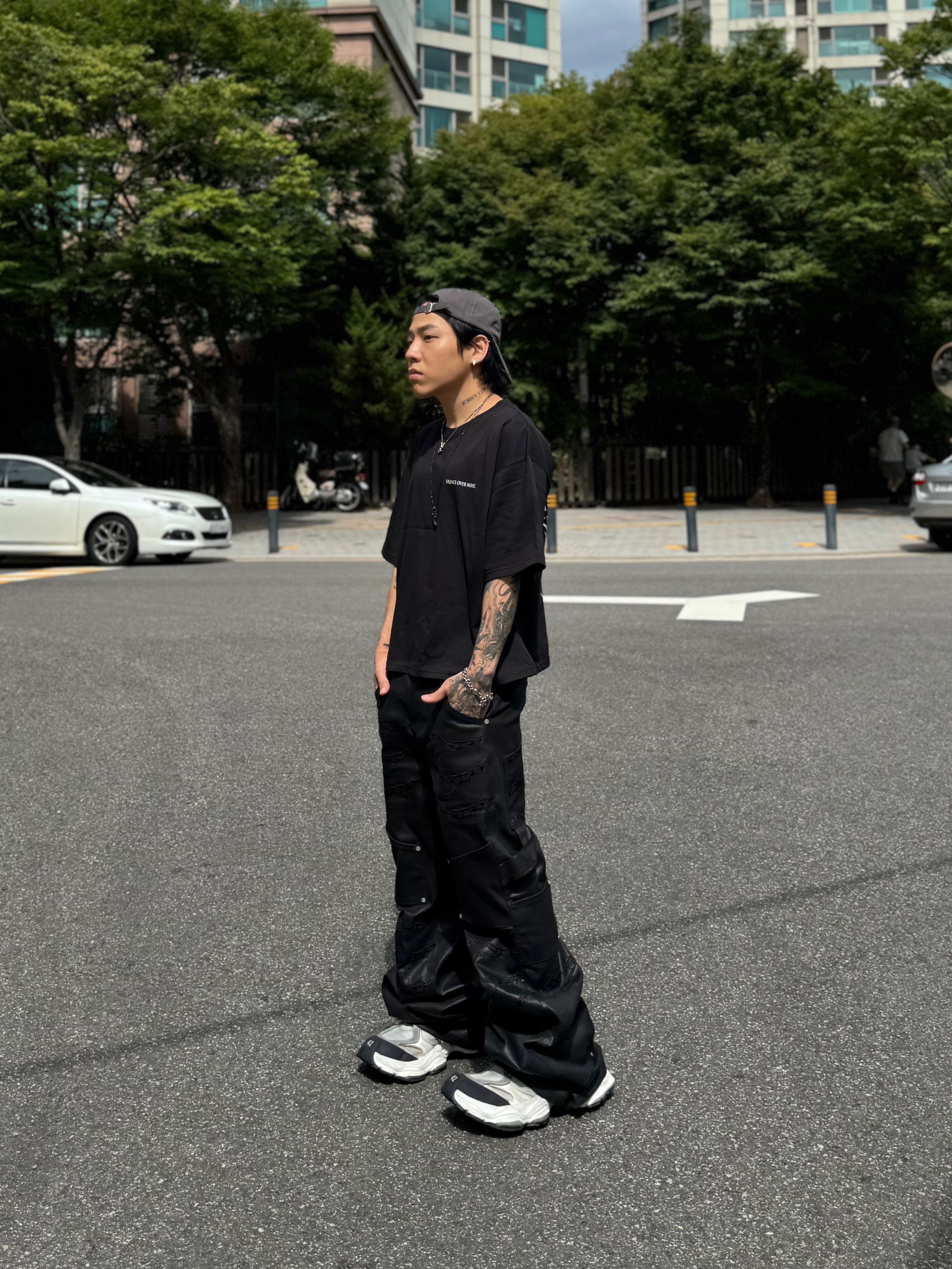 Balenciaga Cargo Sneakers White Grey 착용 스타일 - 5
