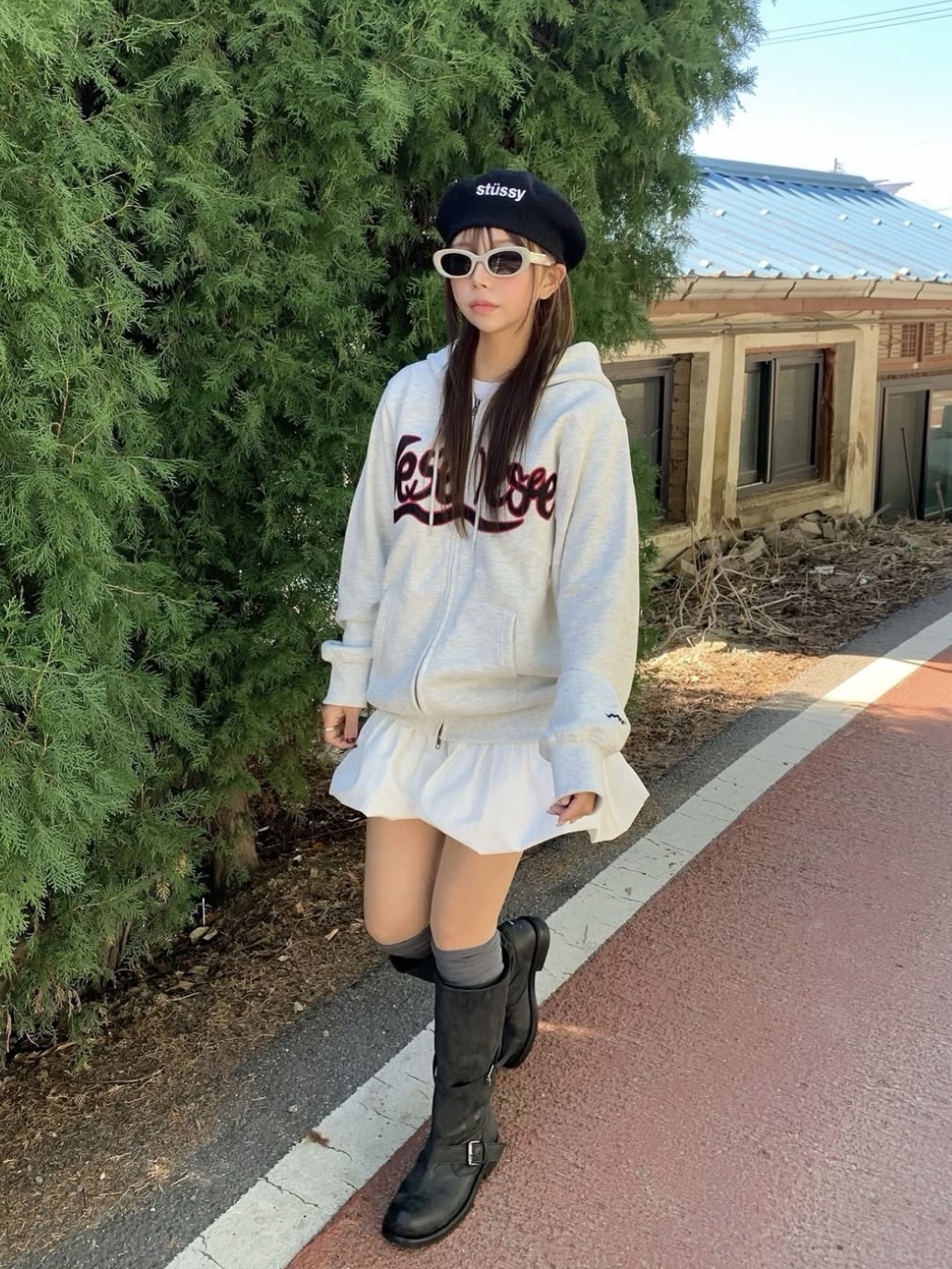 YESEYESEE Y.E.S Snail Logo Zip-up Hoodie Light Grey 착용 스타일