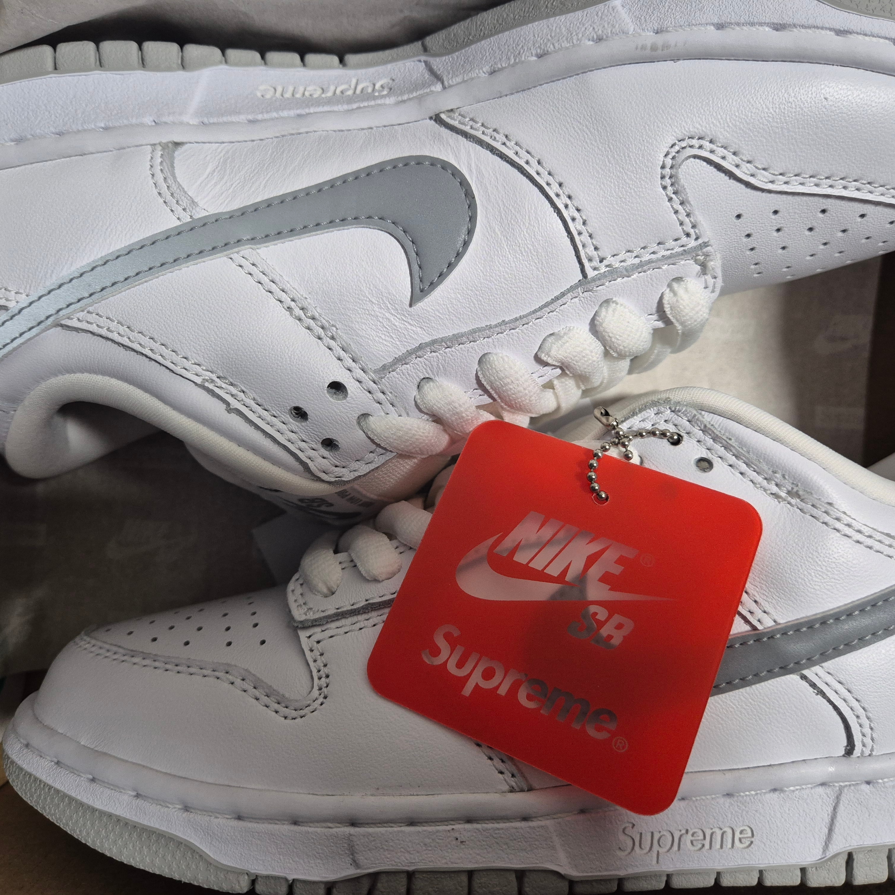 Nike x Supreme SB Dunk Low White 착용 스타일 - 6