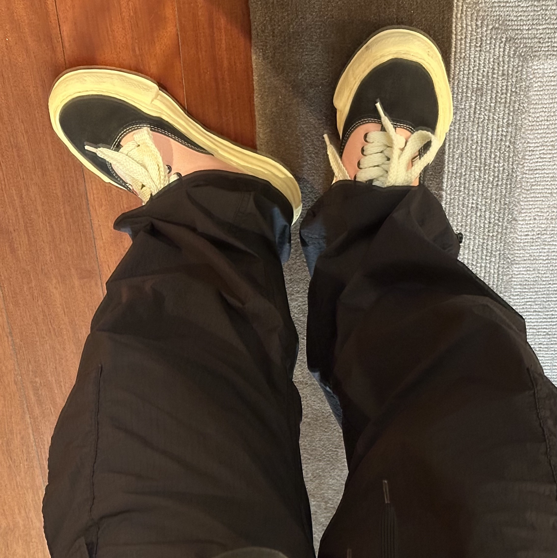 Maison Mihara Yasuhiro Baker VL OG Sole Canvas Low-top Sneakers Black Pink 착용 스타일 - 1