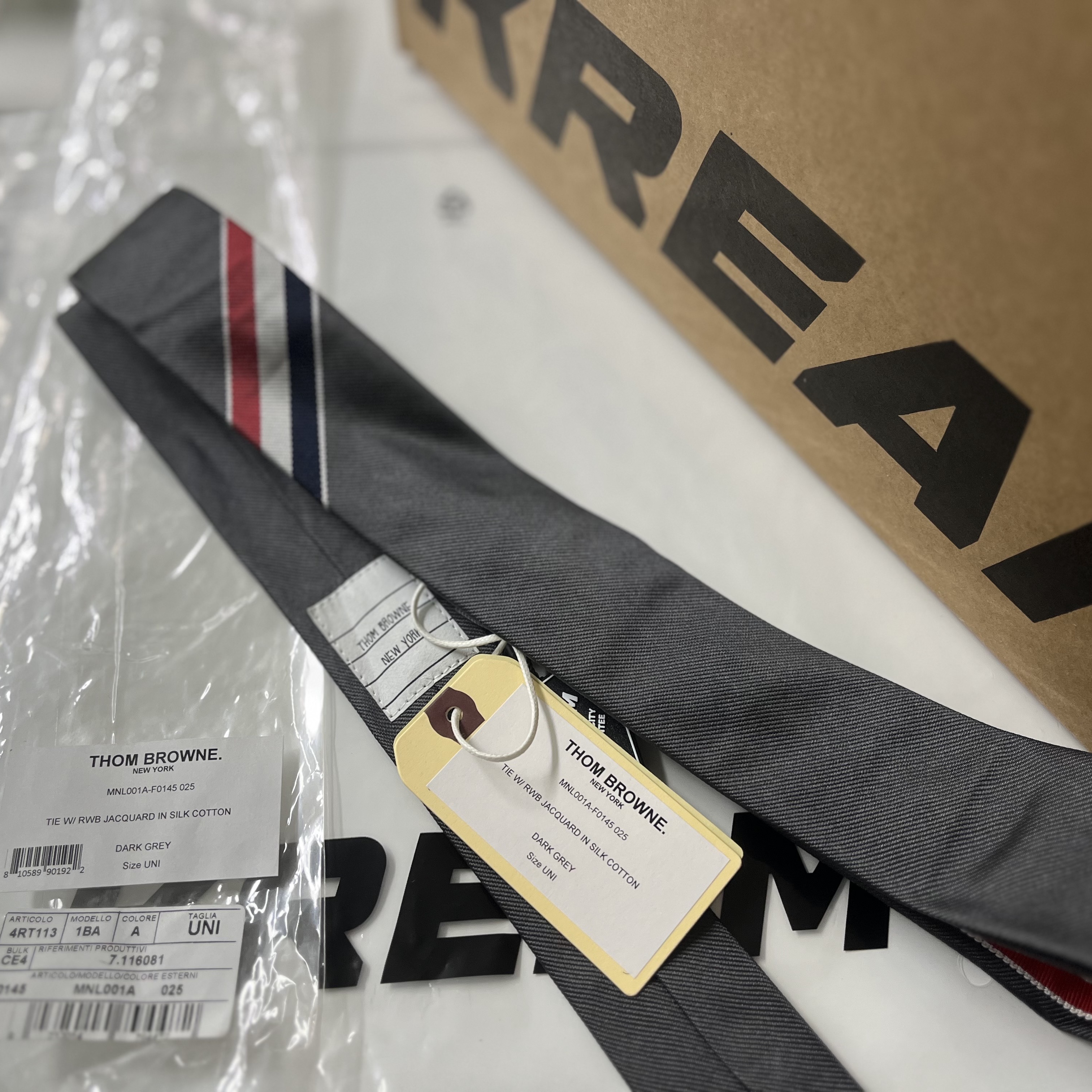 Thom Browne Grosgrain Stripe Tie Dark Grey 착용 스타일