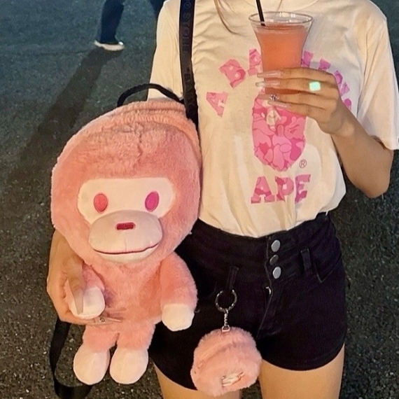 BAPE Baby Milo Plush Doll Backpack Pink, BAPE Baby Milo Plush Doll Headphone Holder Keychain Pink 착용 스타일 - 2