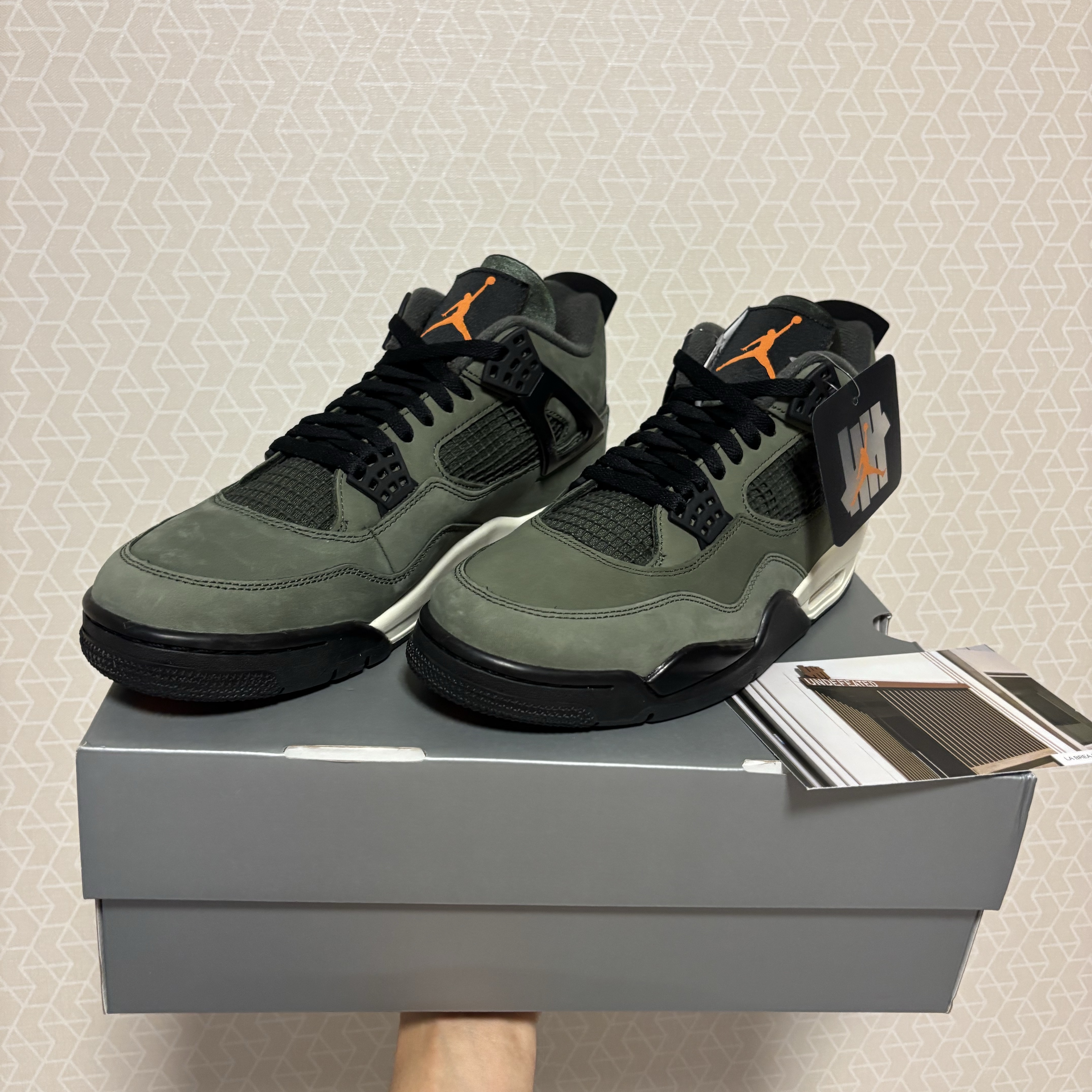 Jordan 4 x Undefeated Retro OG SP Deep Green and Clementine 착용 스타일