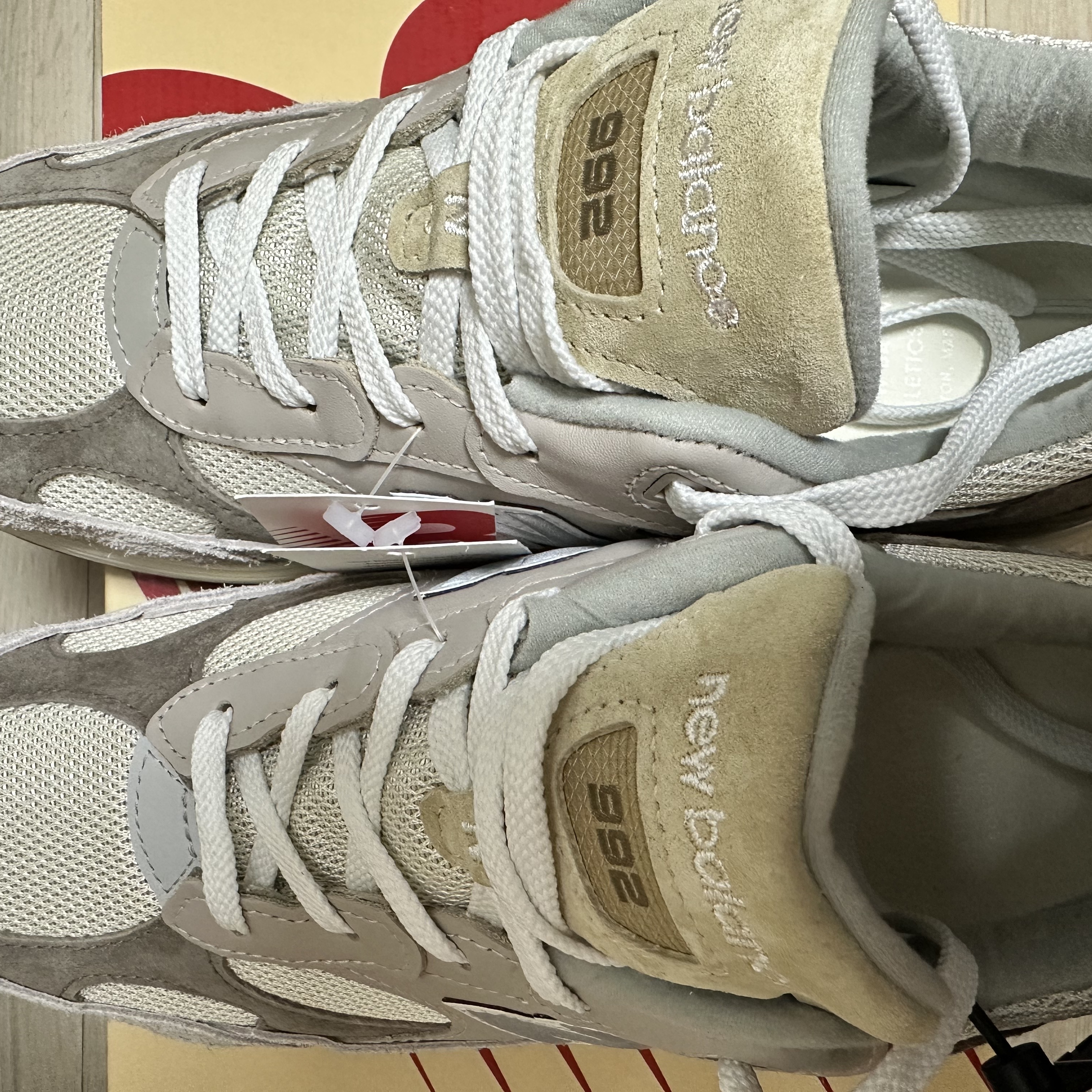 New Balance 992 Made in USA Moonrock Mushroom 착용 스타일 - 5