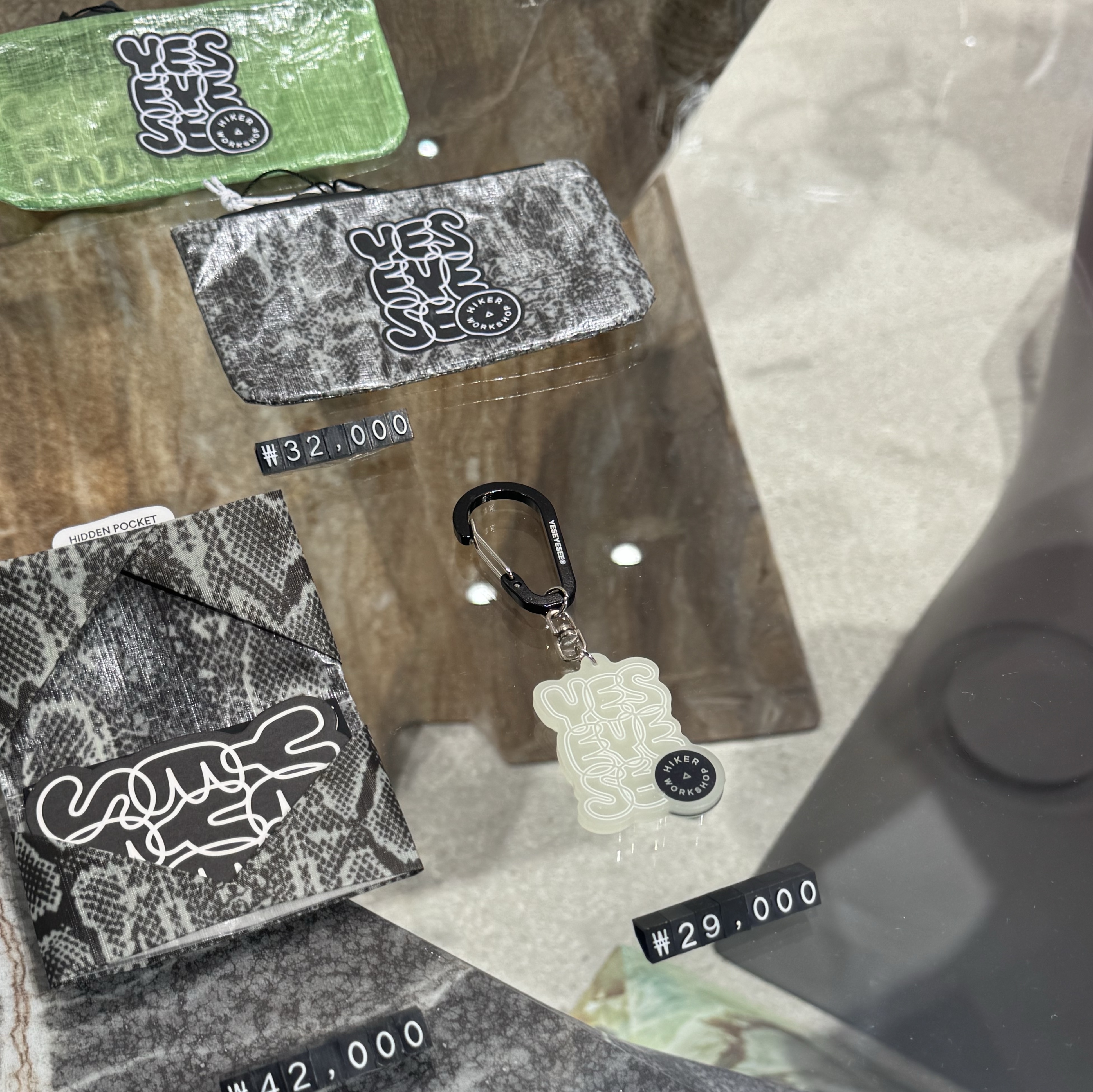 YESEYESEE® x HIKER WORKSHOP® Mini Pouch 2 Green, YESEYESEE® x HIKER WORKSHOP® Glowy Keychain Neon Green 착용 스타일