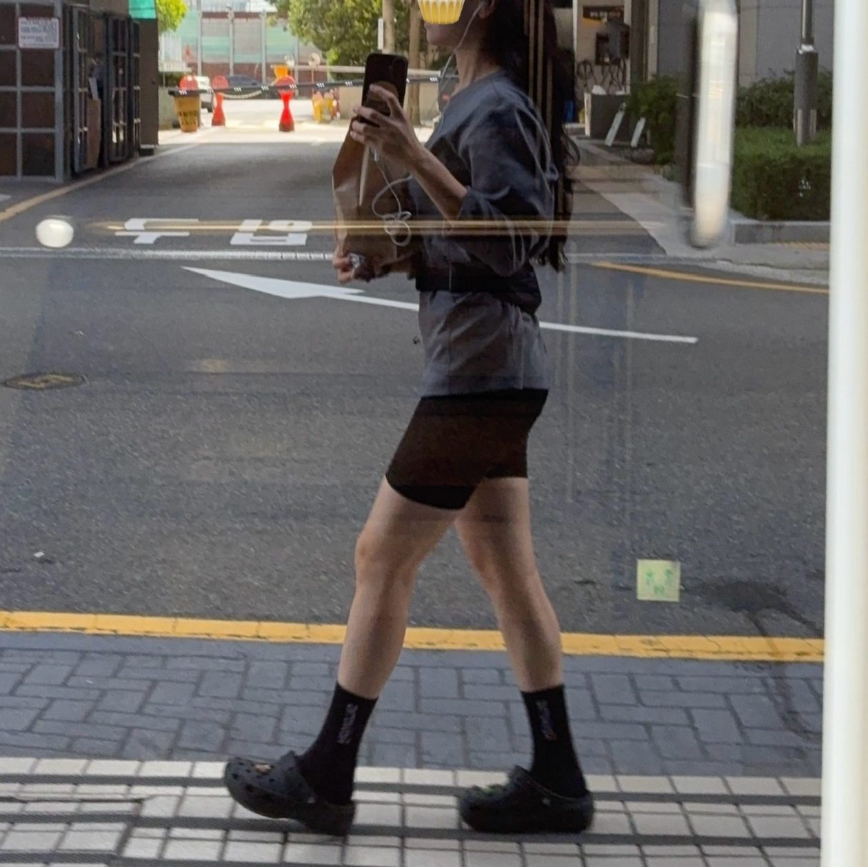 (W) Crocs Classic Platform Clog Black 착용 스타일