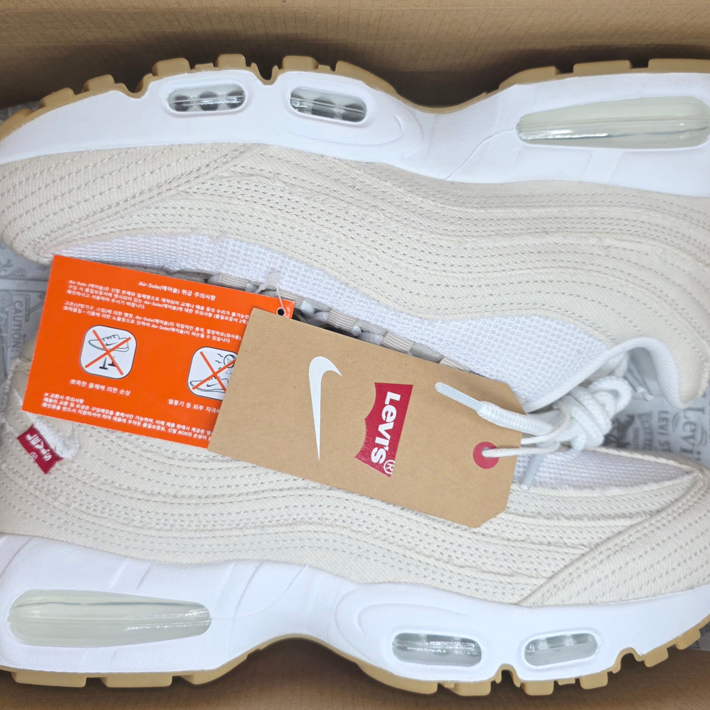 Nike x Levi's Air Max 95 White and Ecru 착용 스타일 - 1