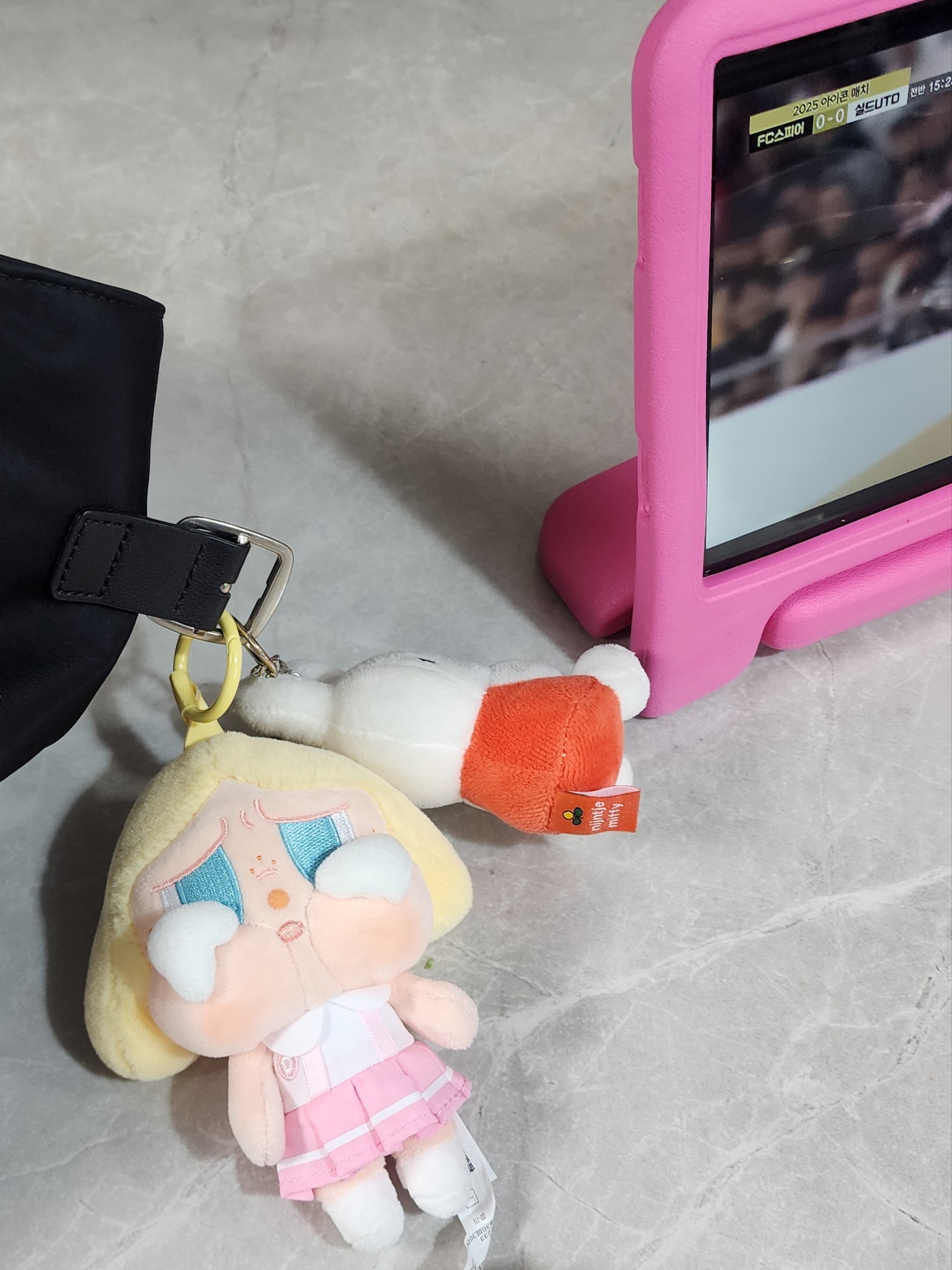 Pop Mart Crybaby Sunset Concert Series Plush Pendant Pink White (Opened Case) 착용 스타일