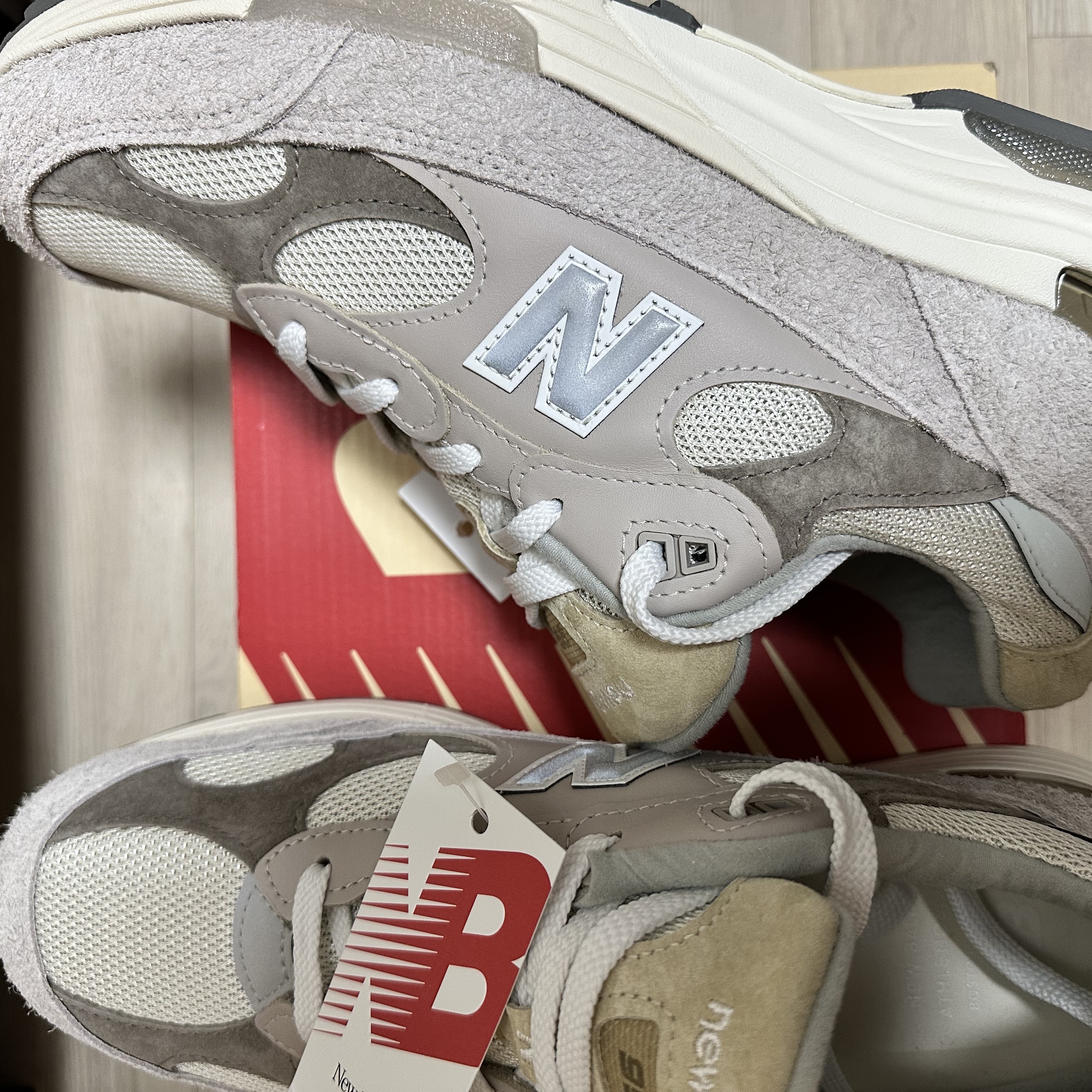 New Balance 992 Made in USA Moonrock Mushroom 착용 스타일 - 3