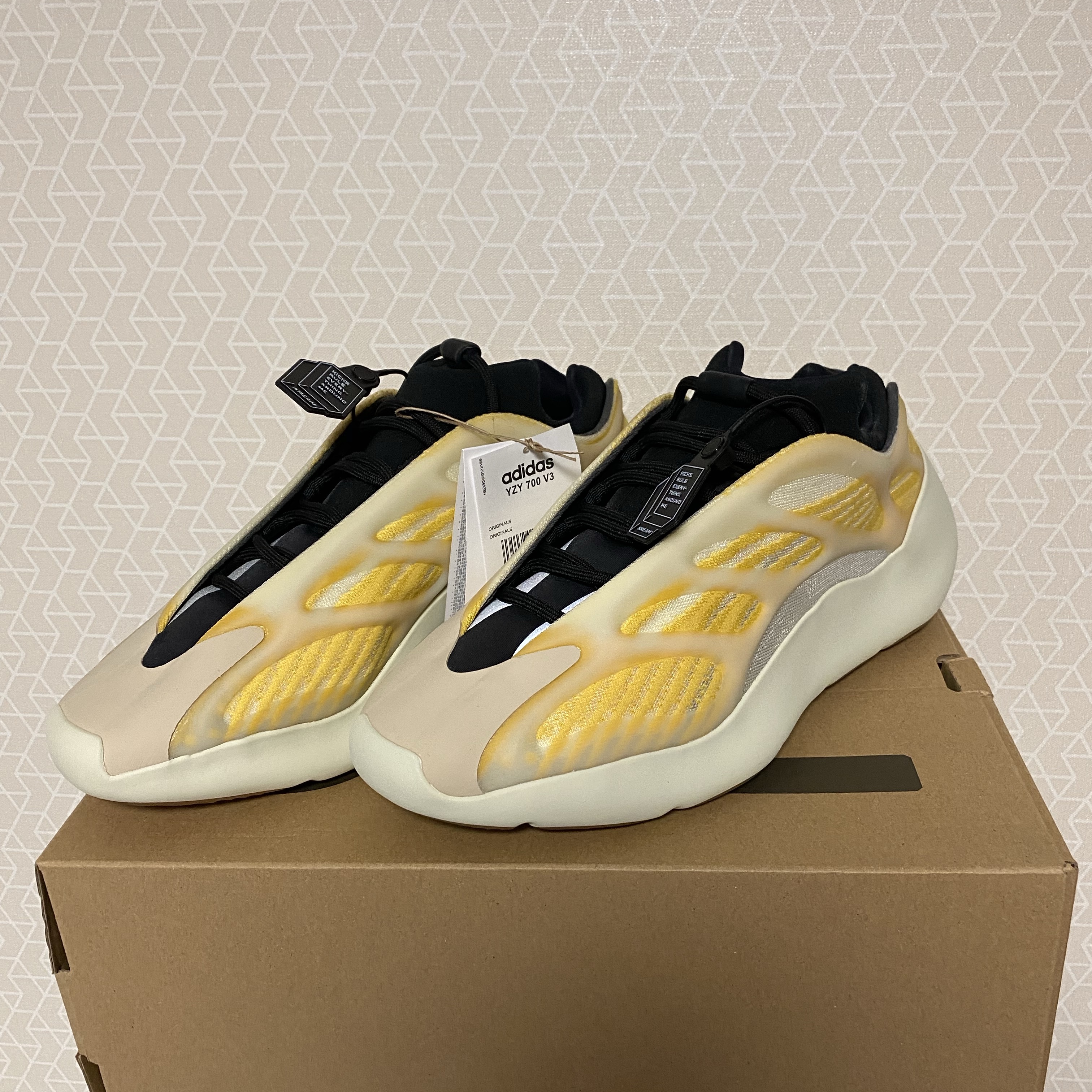 Adidas Yeezy 700 V3 Mono Safflower 착용 스타일