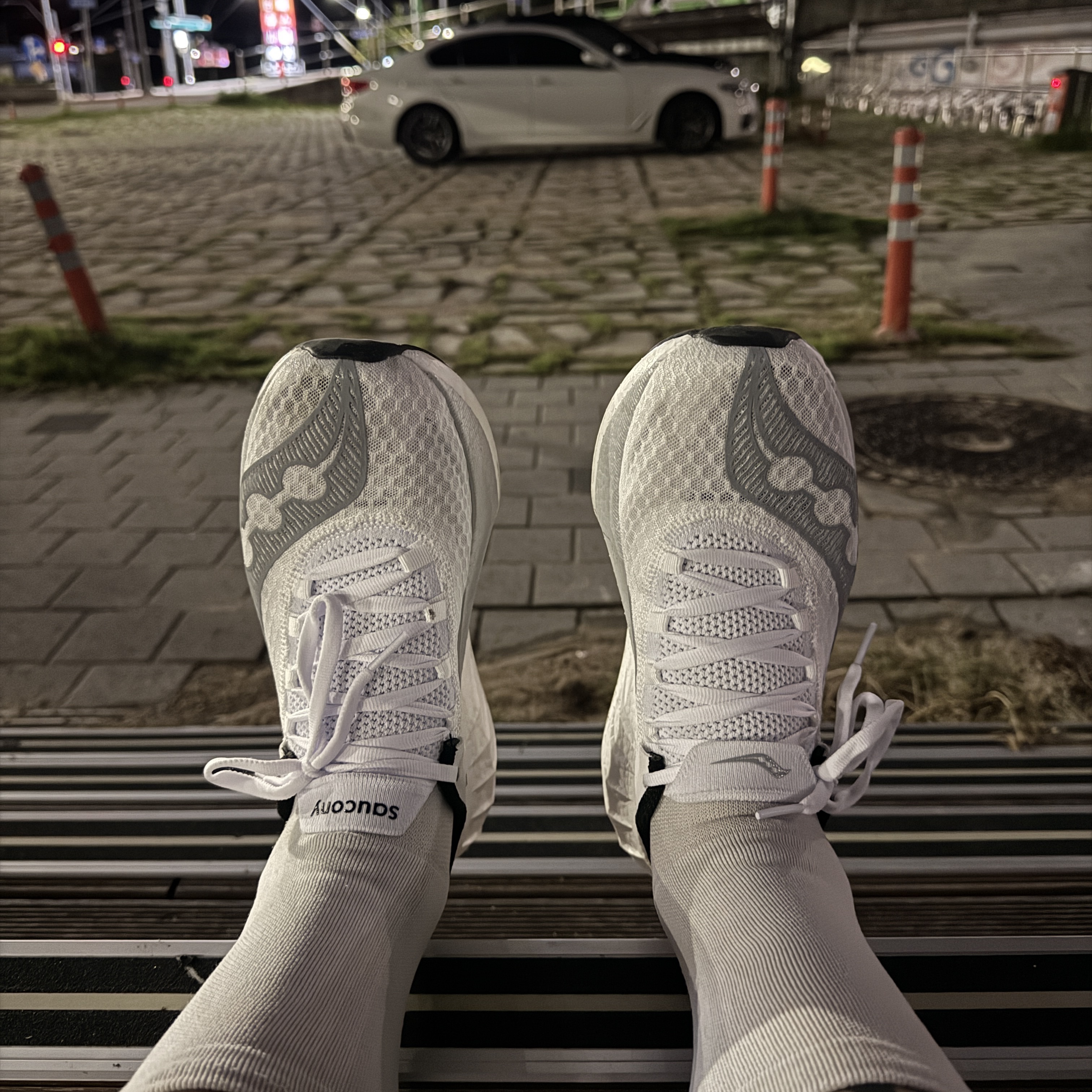 Saucony Endorphin Pro 4 White Silver 착용 스타일 - 3