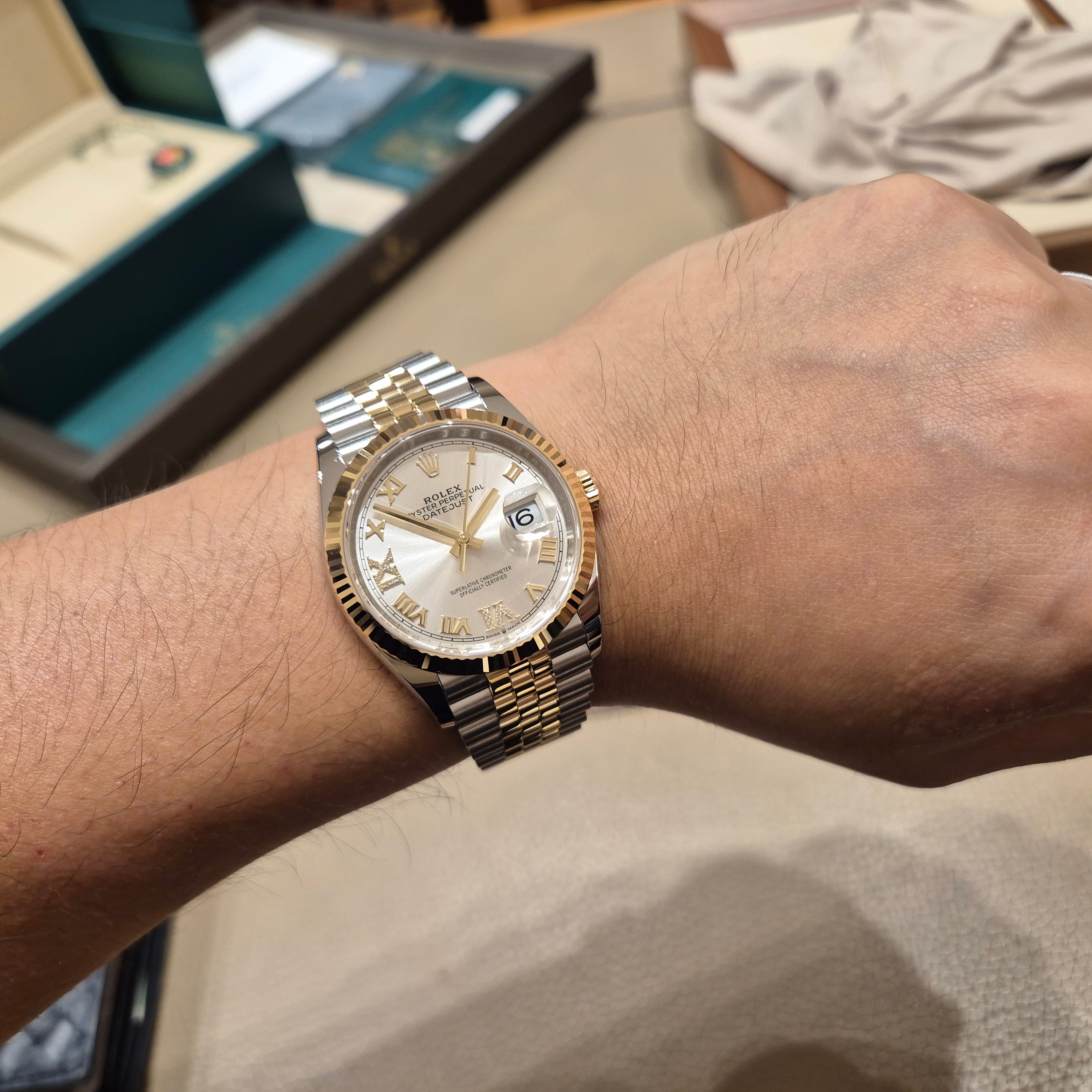 Rolex Datejust 36mm 126233 Silver Roman Diamond-Set Jubilee 착용 스타일 - 4