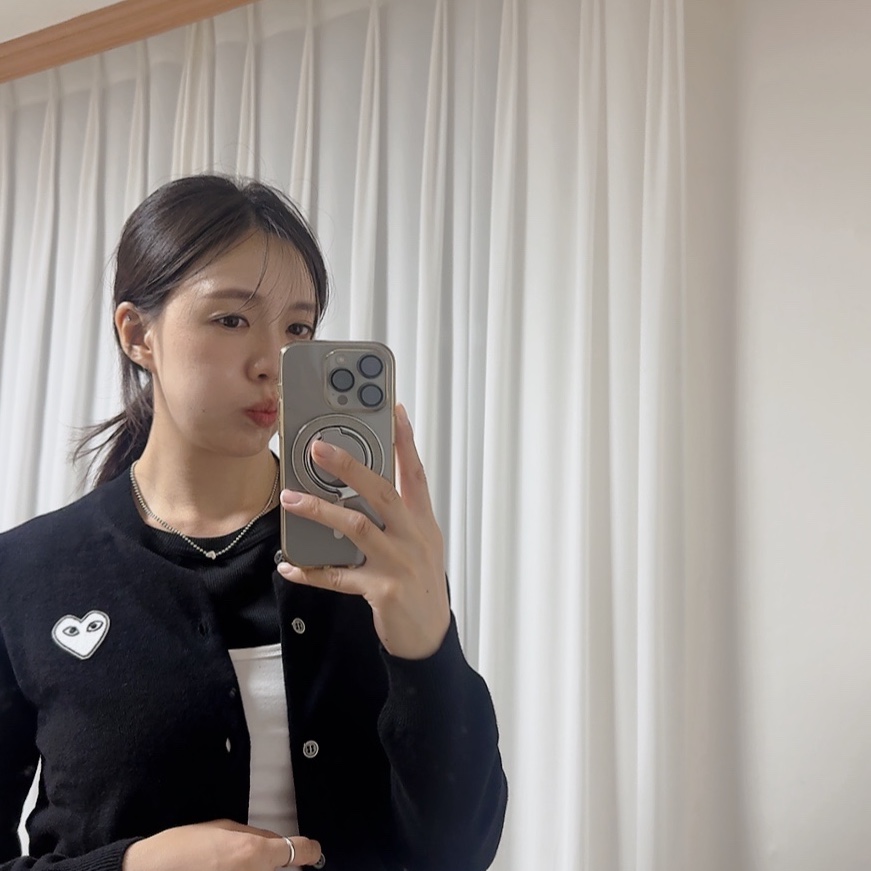 (W) Play Comme des Garcons White Heart Knit Cardigan Black 착용 스타일 - 3