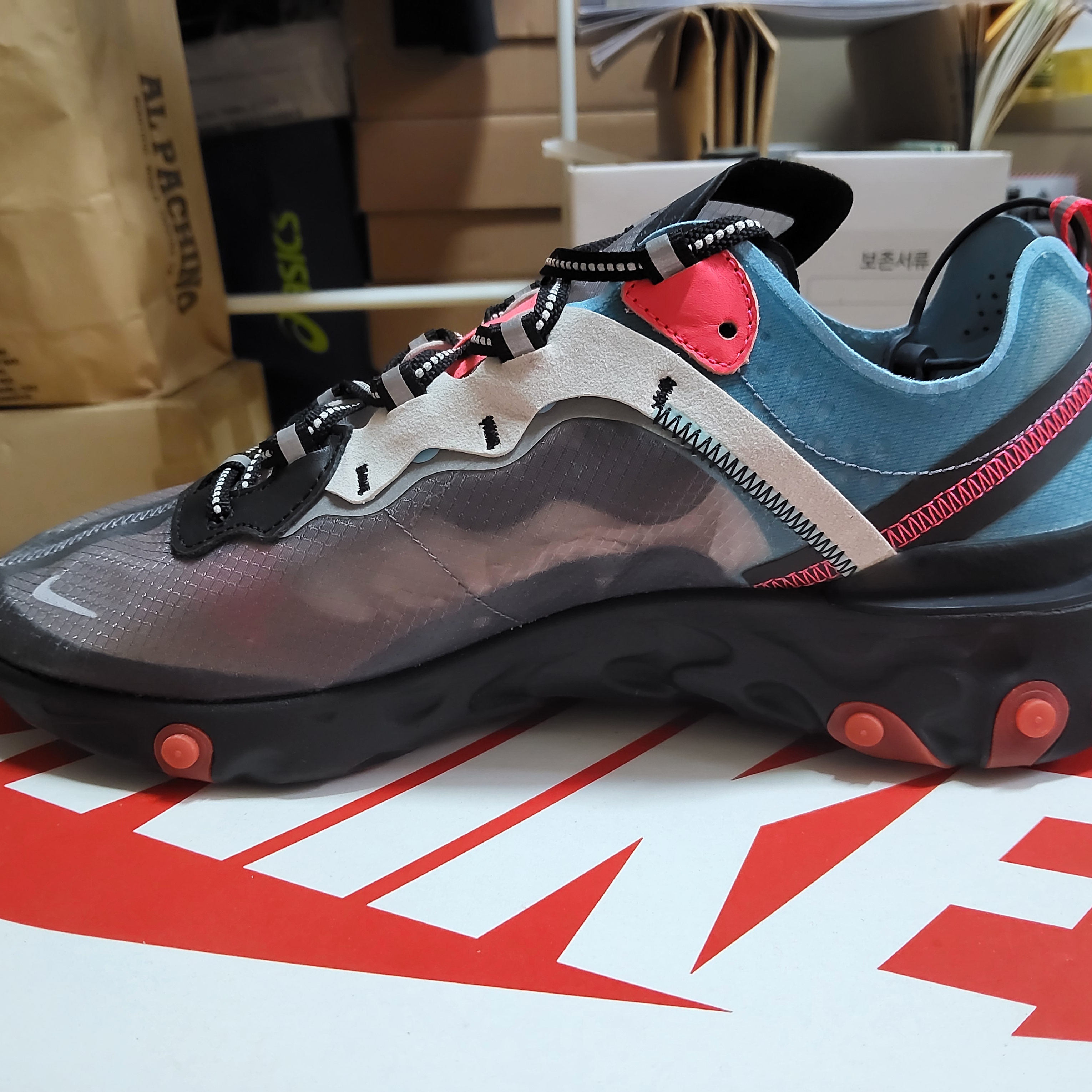 Nike React Element 87 Blue Chill Solar Red 착용 스타일 - 2