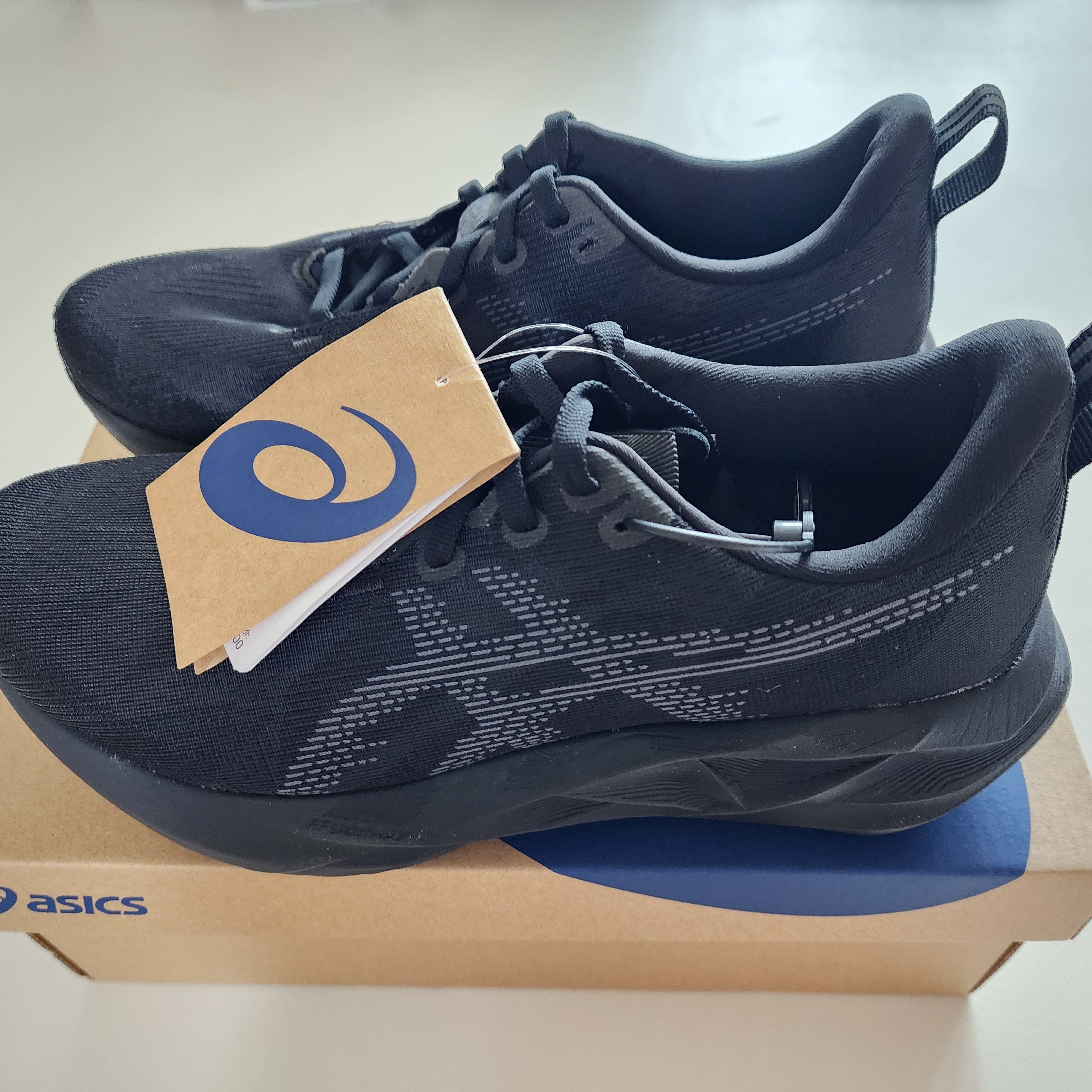 (W) Asics Novablast 5 Black Carrier Grey 착용 스타일