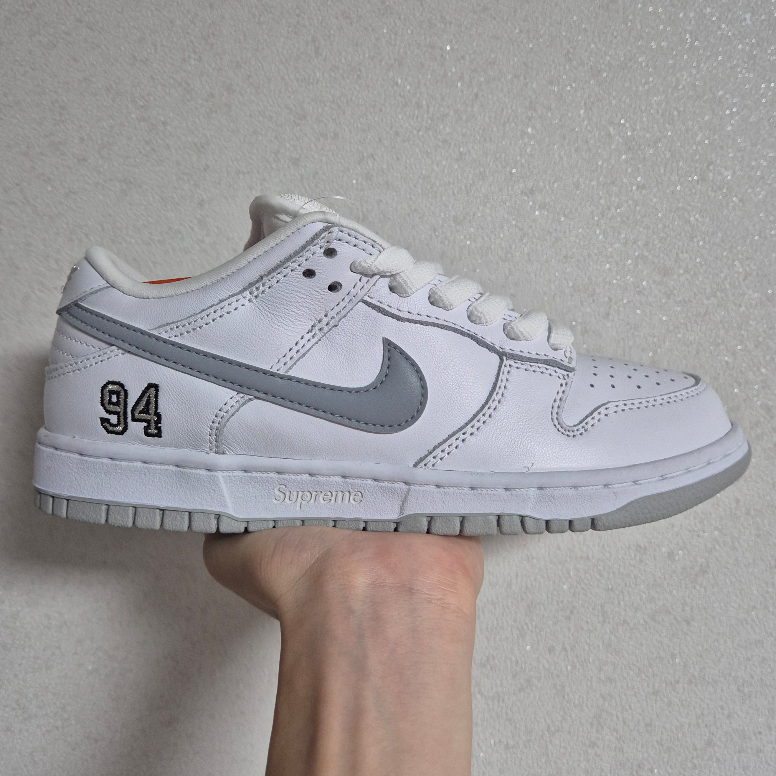 Nike x Supreme SB Dunk Low White 착용 스타일 - 4