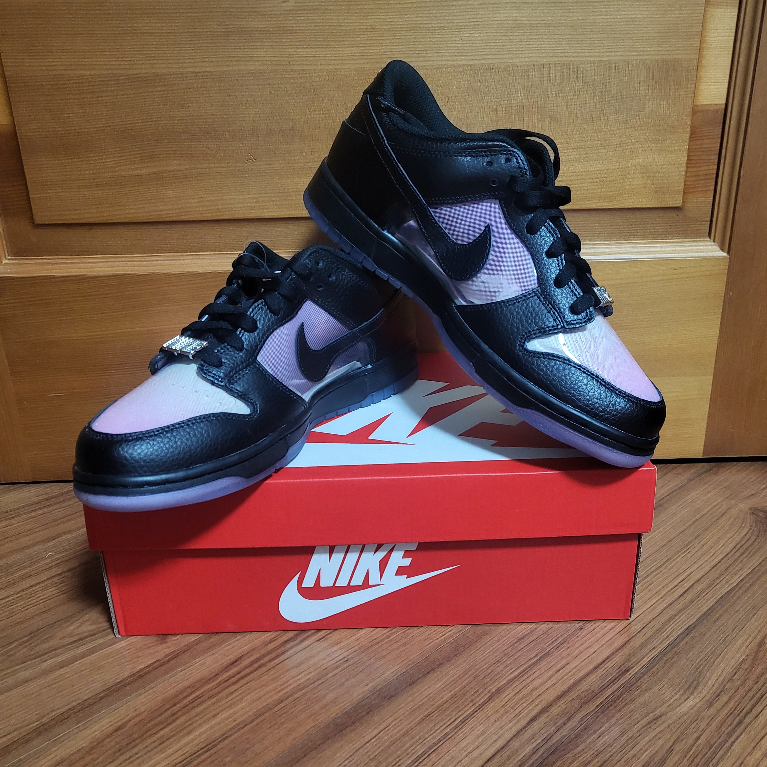 Nike Dunk Low Black and Pink Rise 착용 스타일