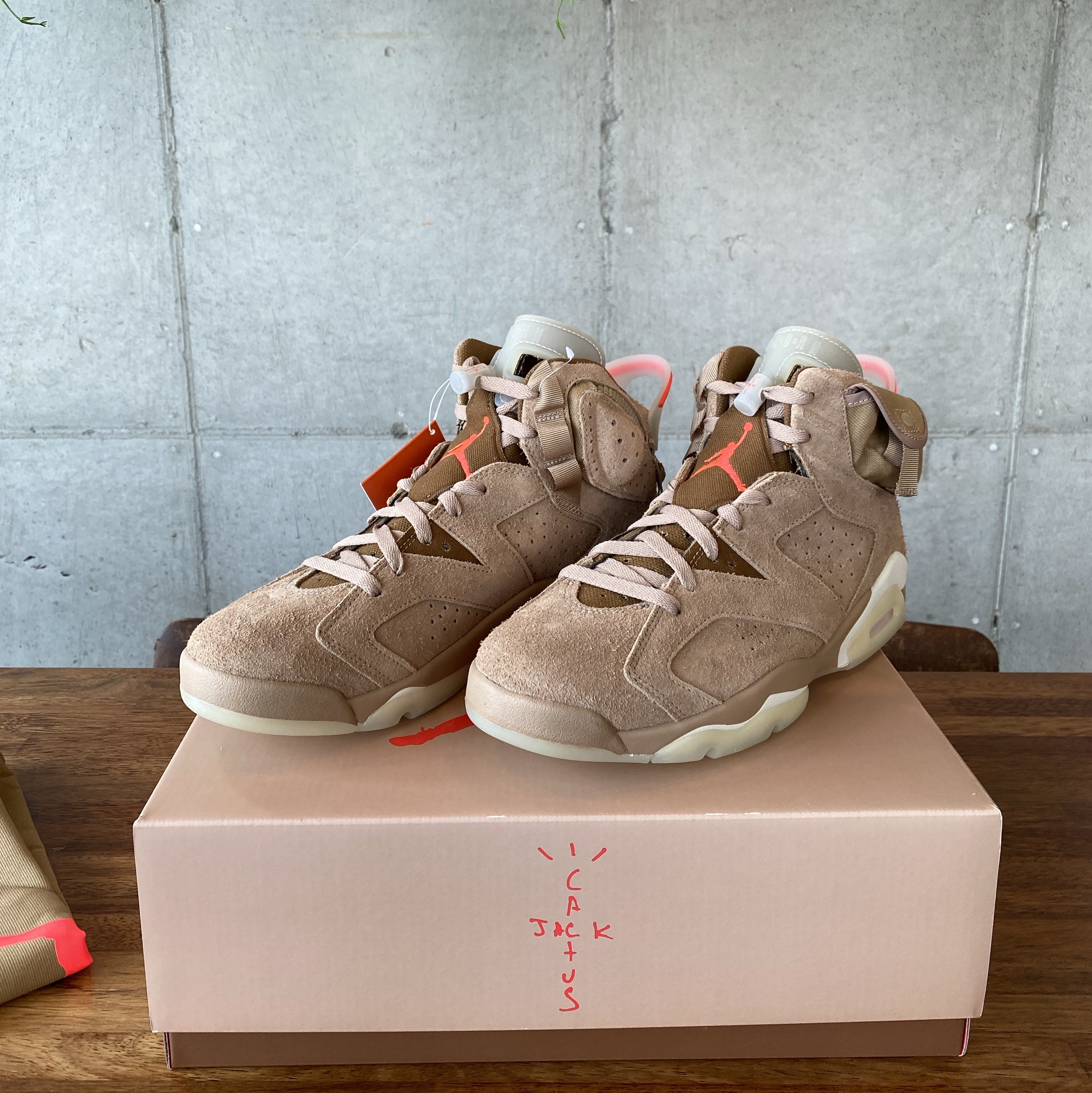 Jordan 6 x Travis Scott Retro SP British Khaki 착용 스타일