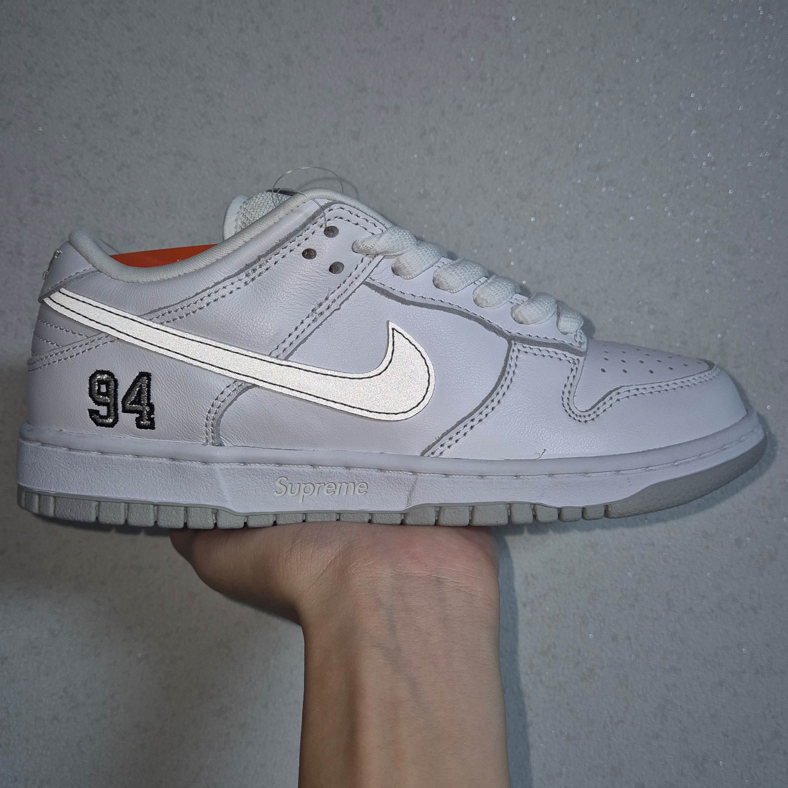 Nike x Supreme SB Dunk Low White 착용 스타일 - 3