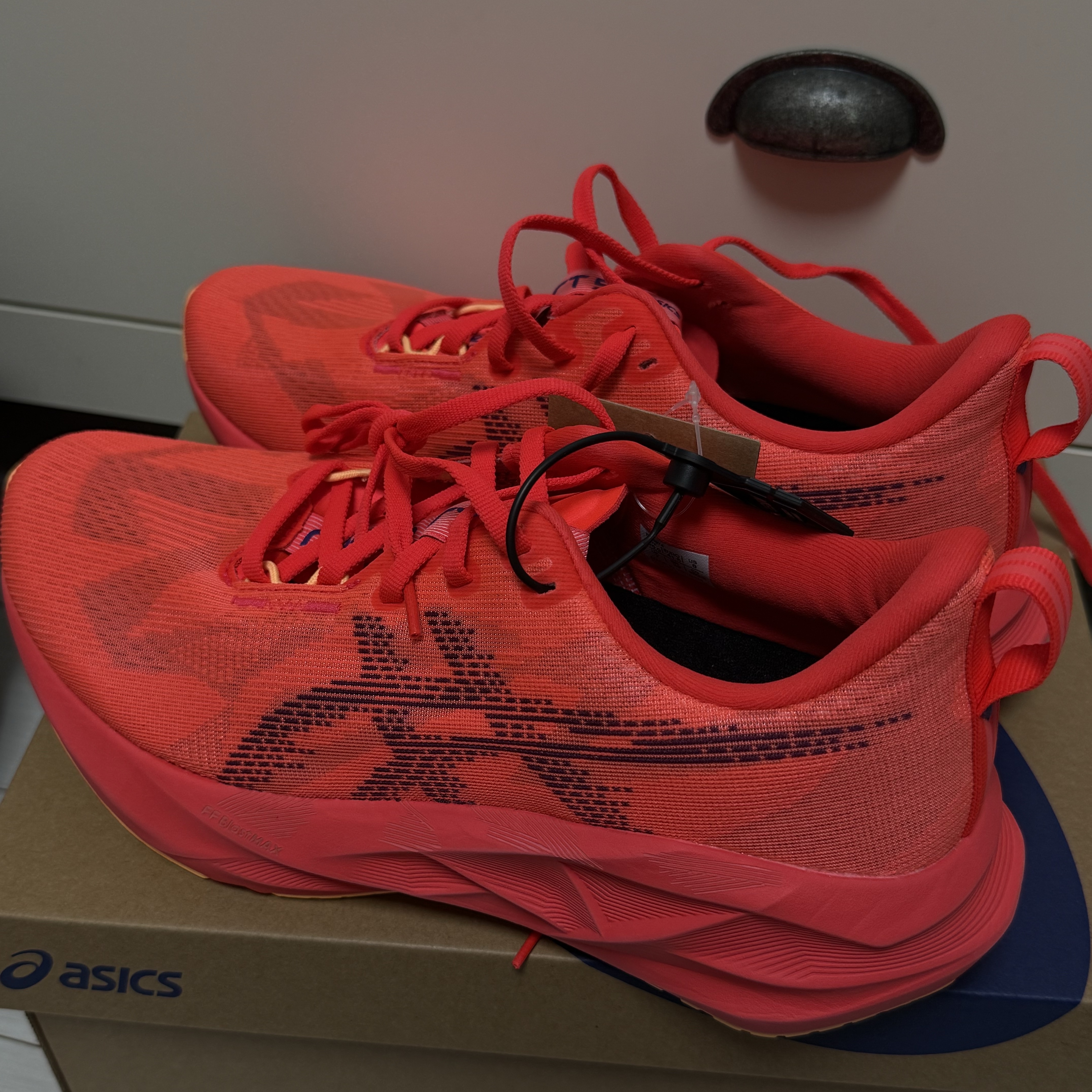Asics Novablast 5 Flash Red Edo Purple 착용 스타일