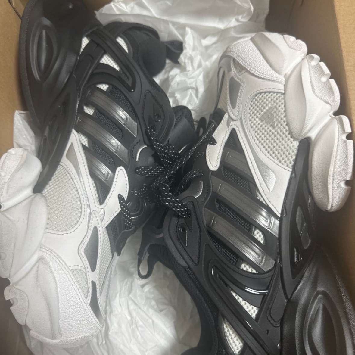 Adidas Vento XLG Runner Deluxe Sneakers White Black 착용 스타일