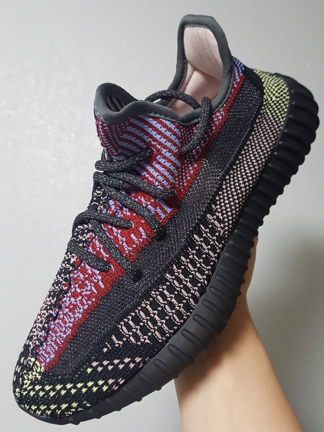 Adidas Yeezy Boost 350 V2 Yecheil - Non-Reflective, YESEYESEE C-Logo L/S Black 착용 스타일 - 1