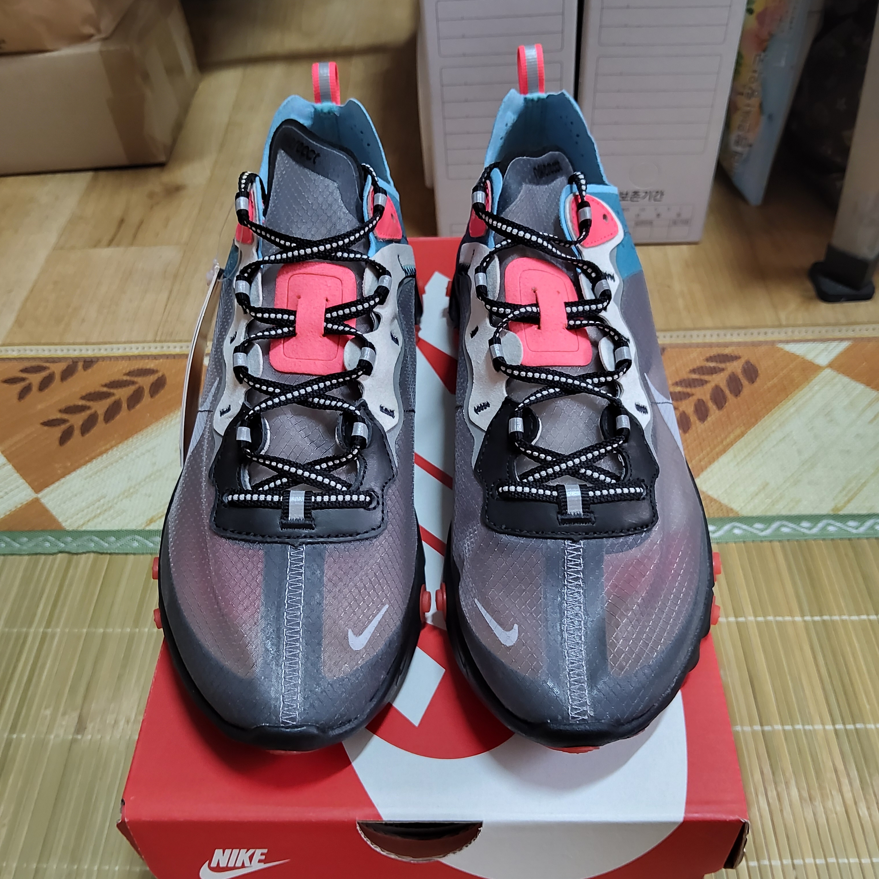 Nike React Element 87 Blue Chill Solar Red 착용 스타일 - 2