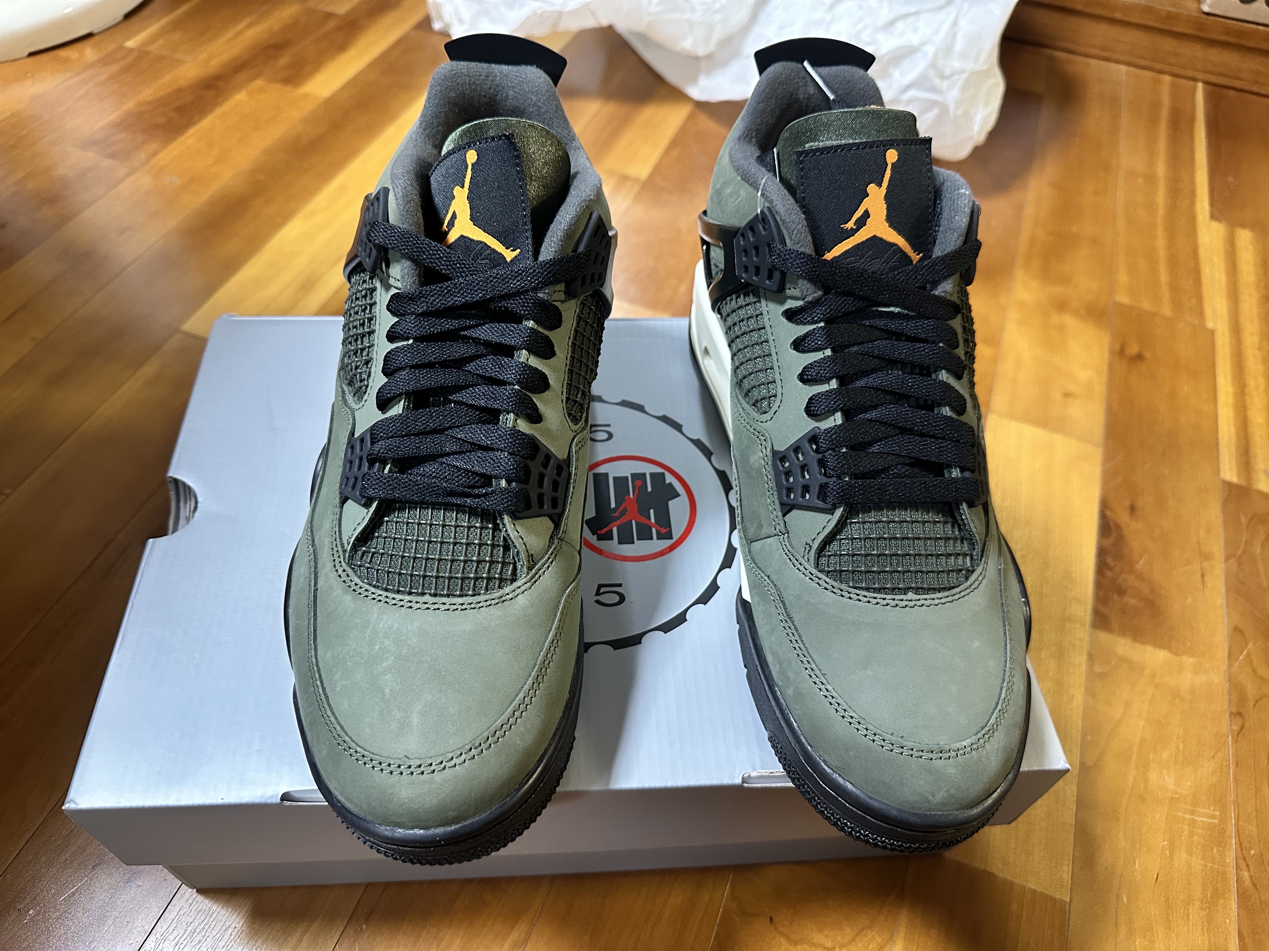 Jordan 4 x Undefeated Retro OG SP Deep Green and Clementine 착용 스타일