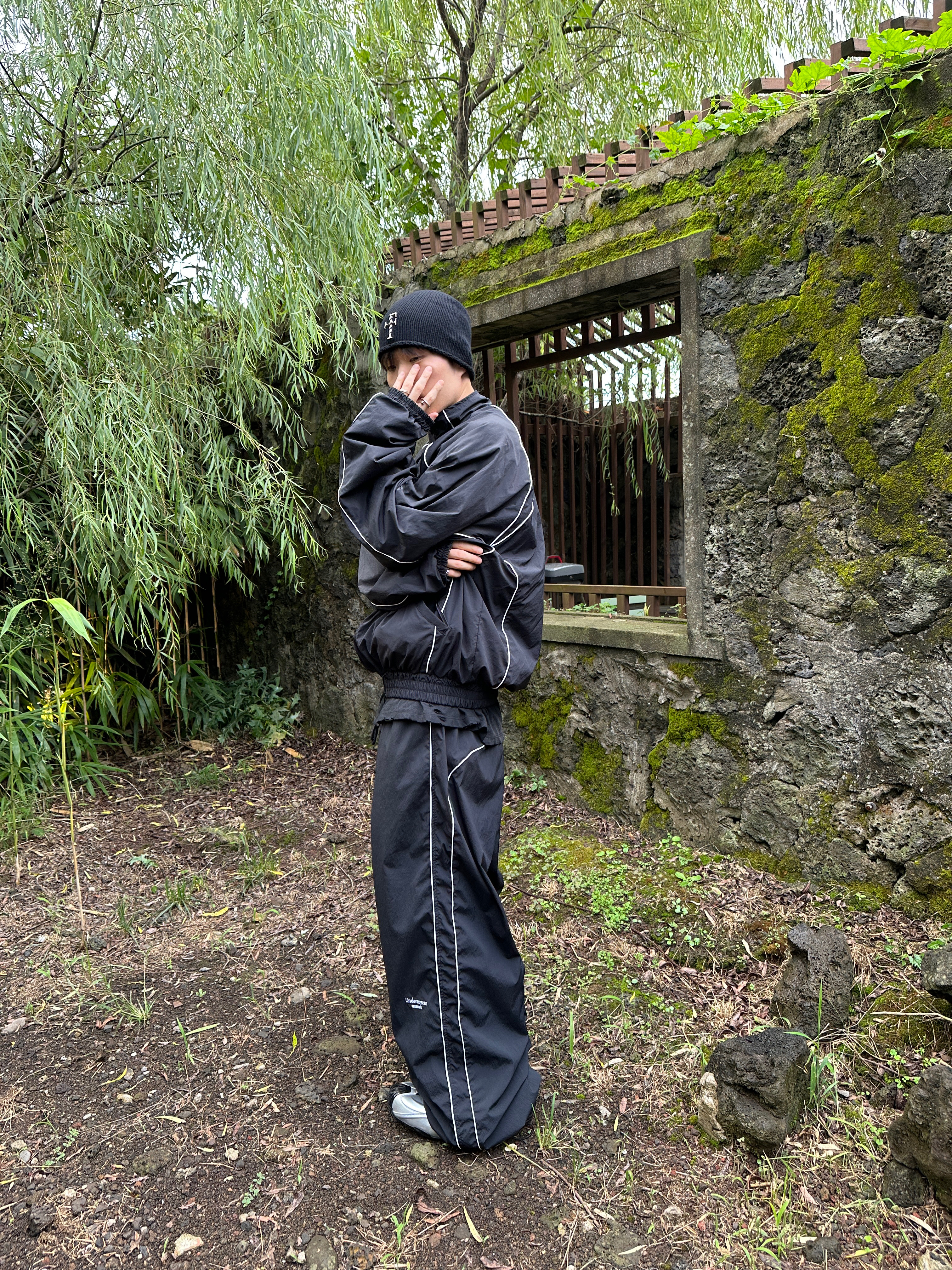 Undermycar MU.132 Original Logo Piping Line Track Jacket Black, Undermycar Mu.126 Original Logo Piping Line Nylon Pants Black 착용 스타일 - 1