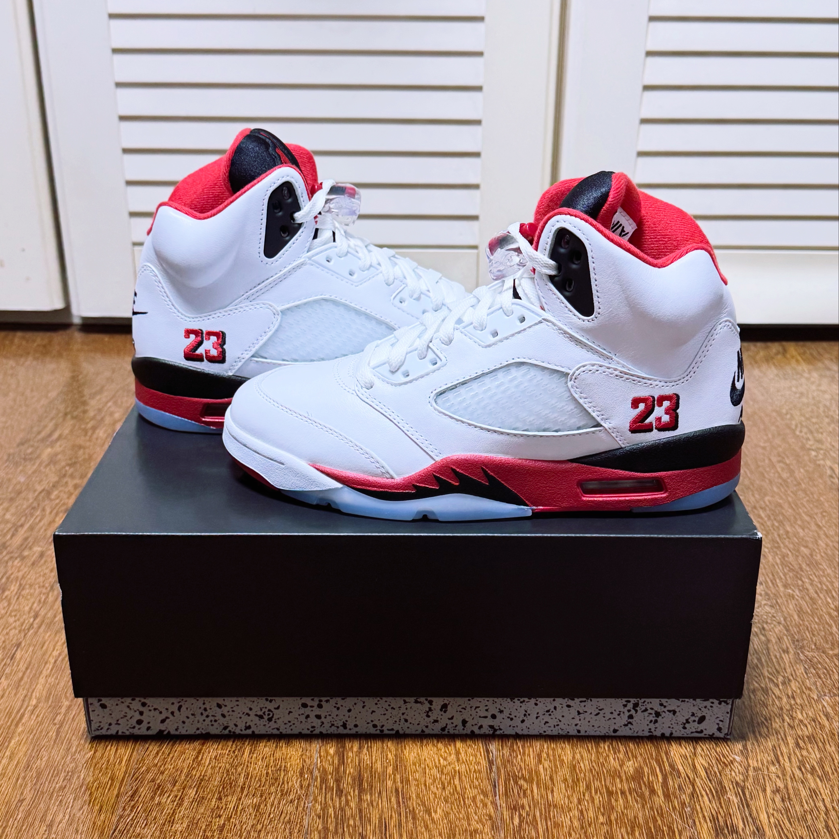 Jordan 5 Retro Fire Red Black Tongue 2025 착용 스타일