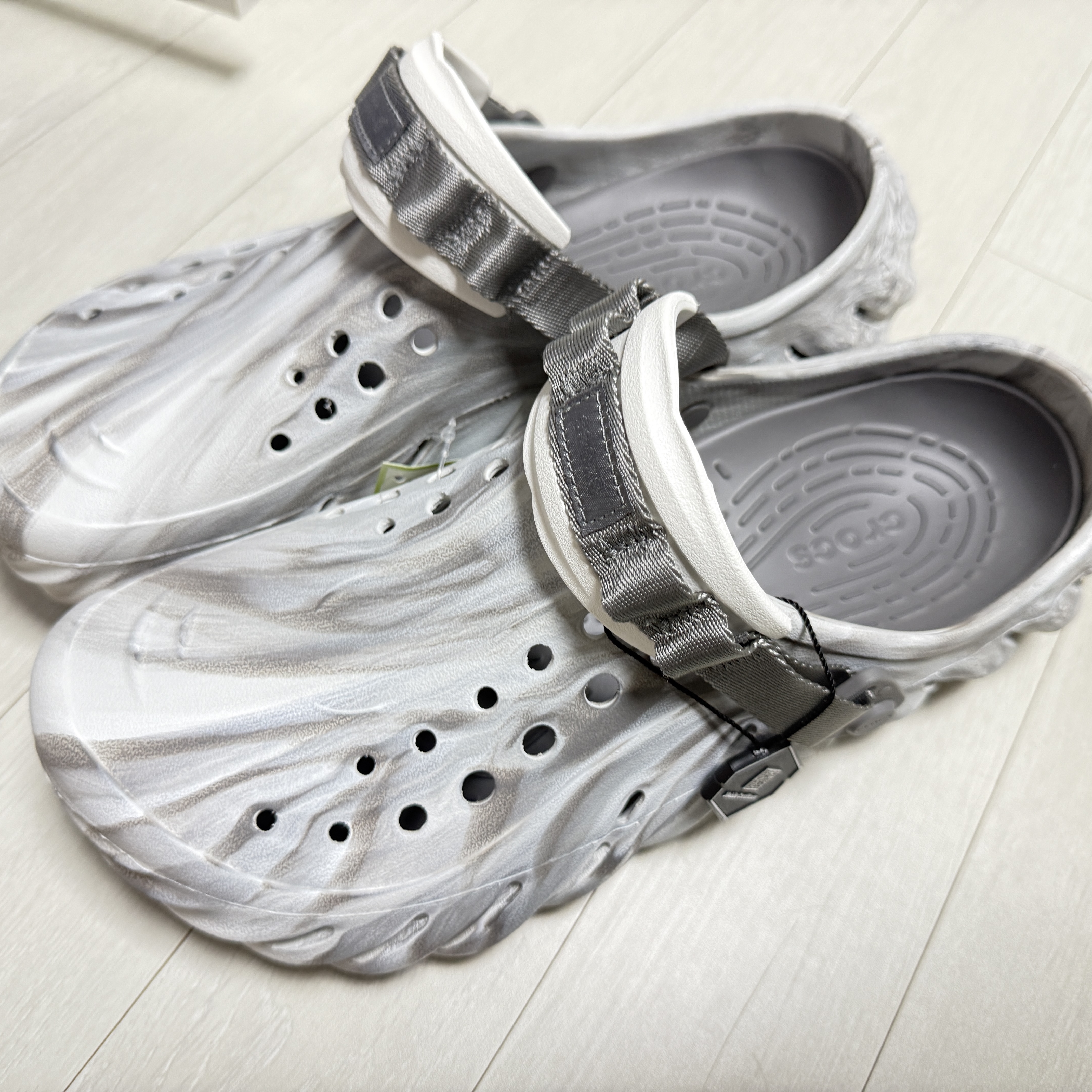 Crocs Echo Marbled Clog Moonlight Multi 착용 스타일 - 1